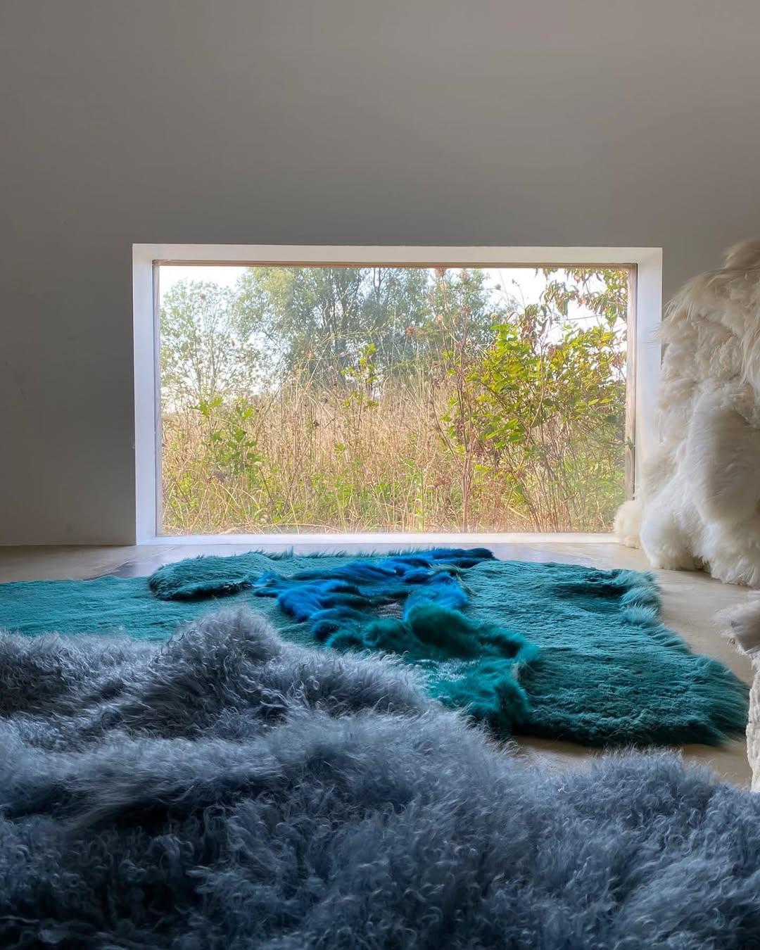 XXIe siècle et contemporain Petit tapis unique en forme organique bleu européen teint à la main par Carine Boxy en vente
