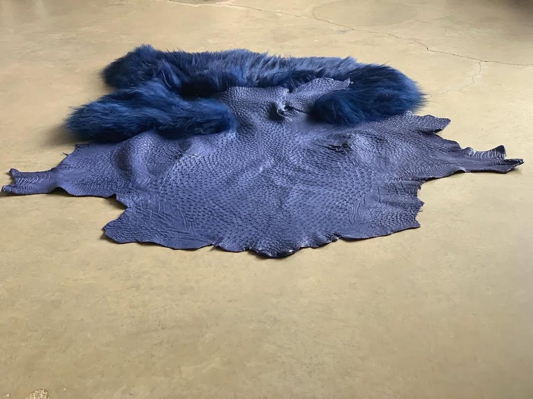 Petit tapis unique en forme organique bleu européen teint à la main par Carine Boxy Neuf - En vente à Geneve, CH