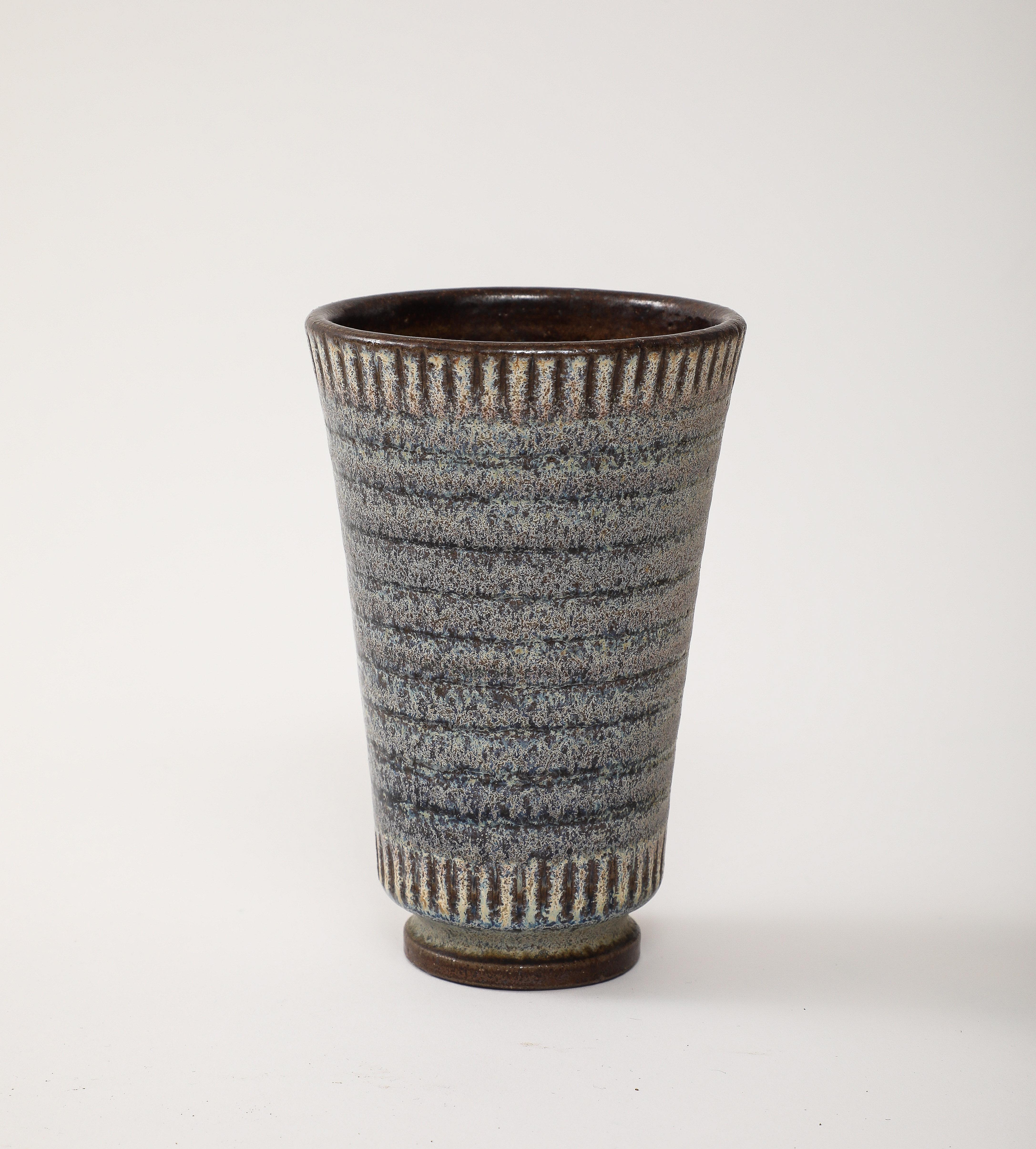 Wunderschöne lachsblaue Farben in der Vase von Arthur Andersson, genau das, was Sie sich wünschen, was Design, Ritzungen, Textur und Farbübergänge angeht. Unterschrieben.