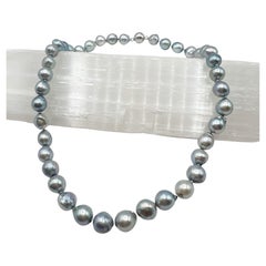 Collier de perles d'eau salée bleue avec fermoir en or blanc 14 carats