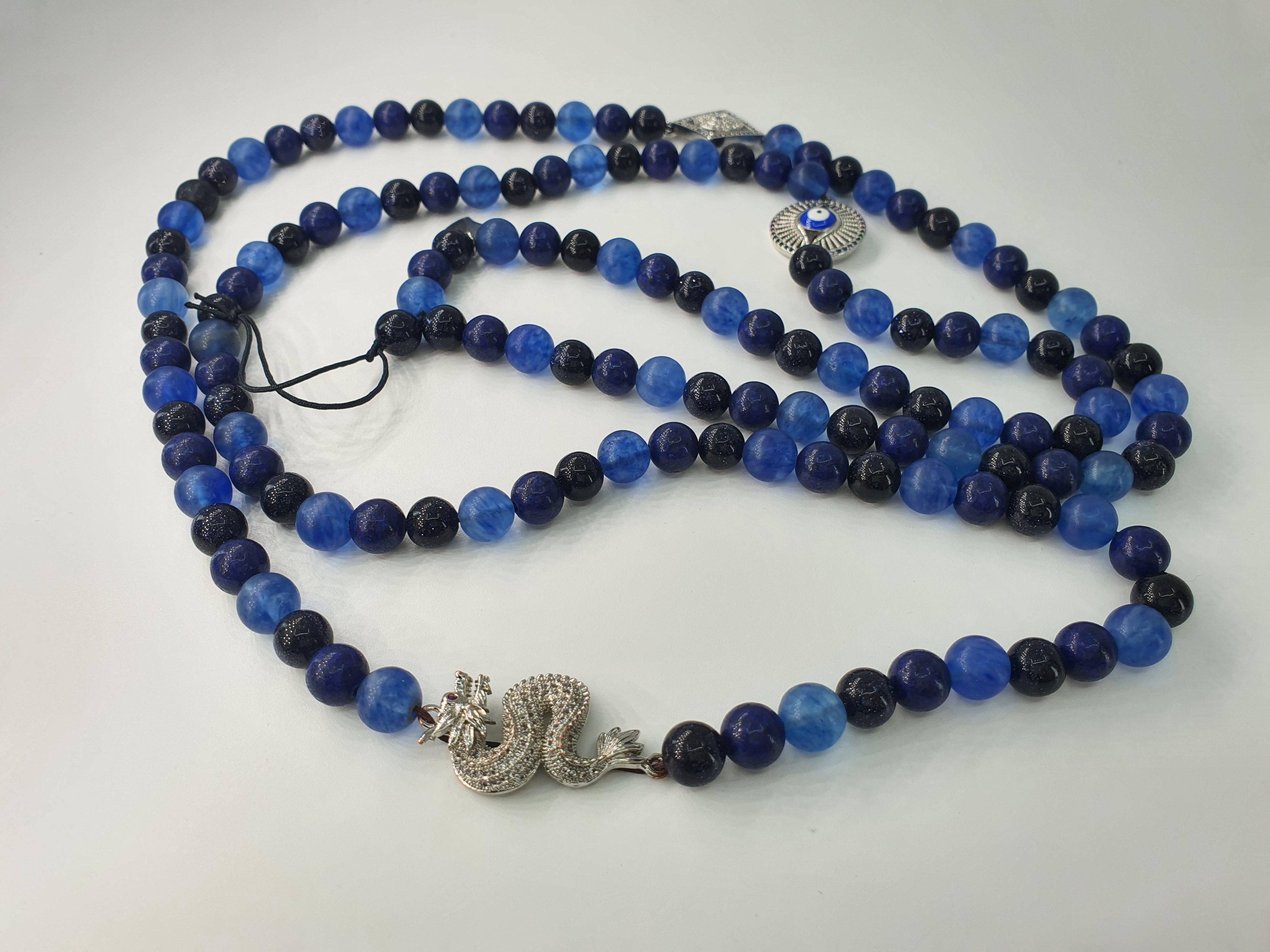 Perle Pierre de sable bleue, lapis-lazuli et perles bleu melon avec 3 breloques en vente