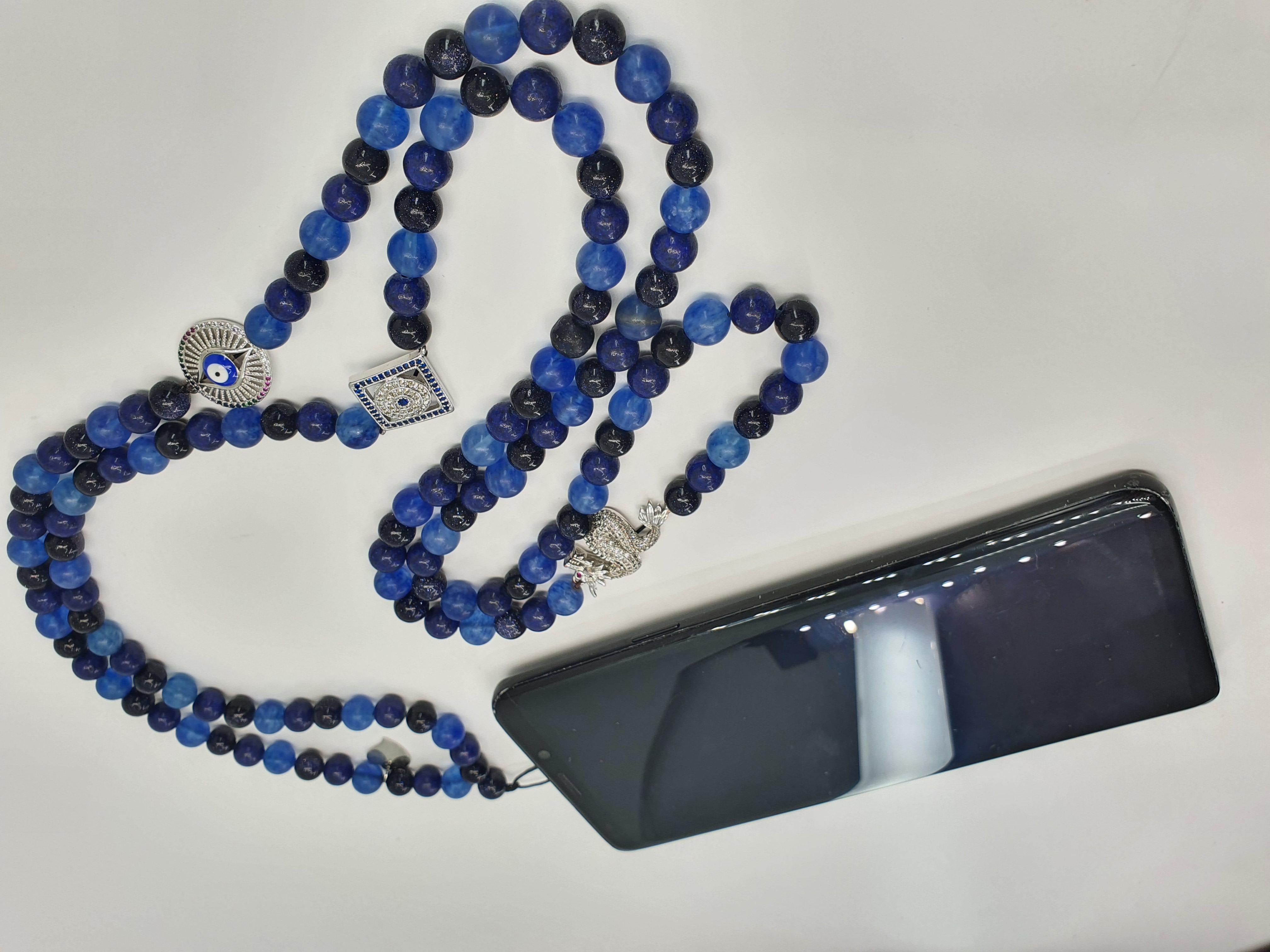 Pierre de sable bleue, lapis-lazuli et perles bleu melon avec 3 breloques Unisexe en vente
