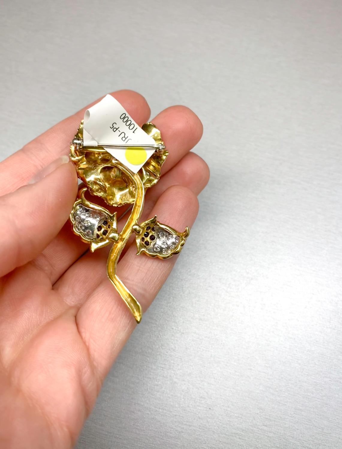 Blauer Saphhire und Diamant 18K Gold Blumennadel mit Blumenanhänger im Angebot 2