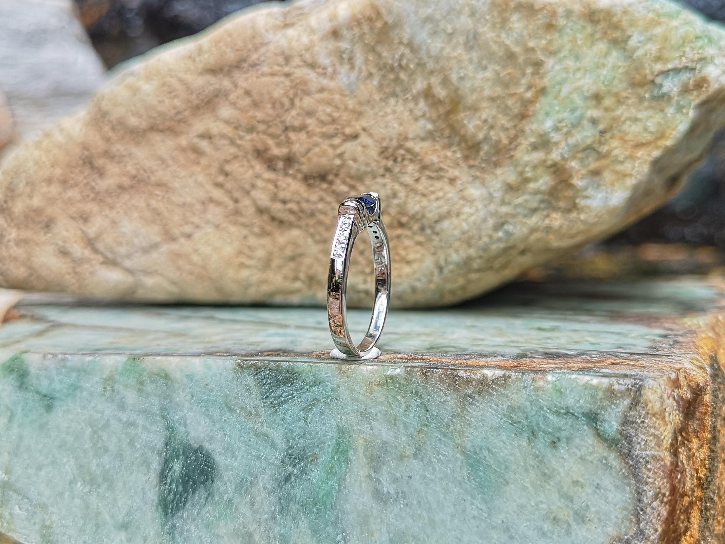 Blue Sapphire 0.52 Carat with Diamond 0.07 Carat Ring Set in 18 Karat White Gold For Sale 3