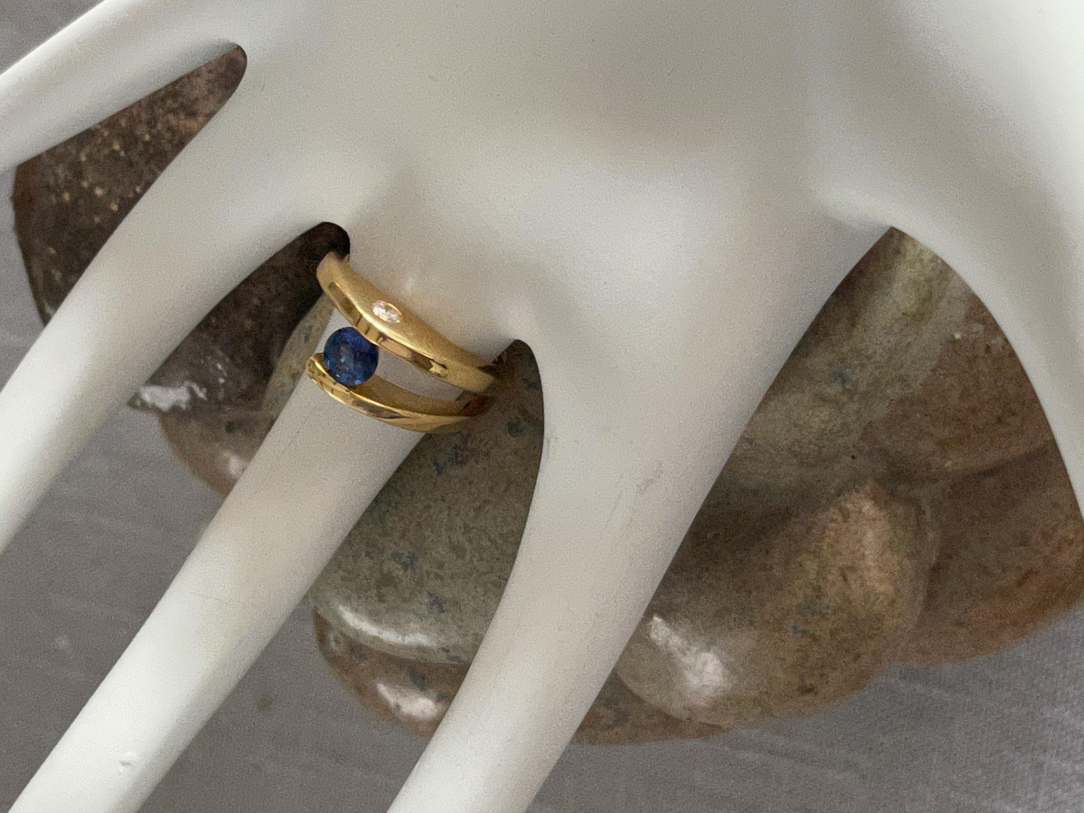 Blue Sapphire 0.62 Carat and Diamond Yellow Gold Ring 1