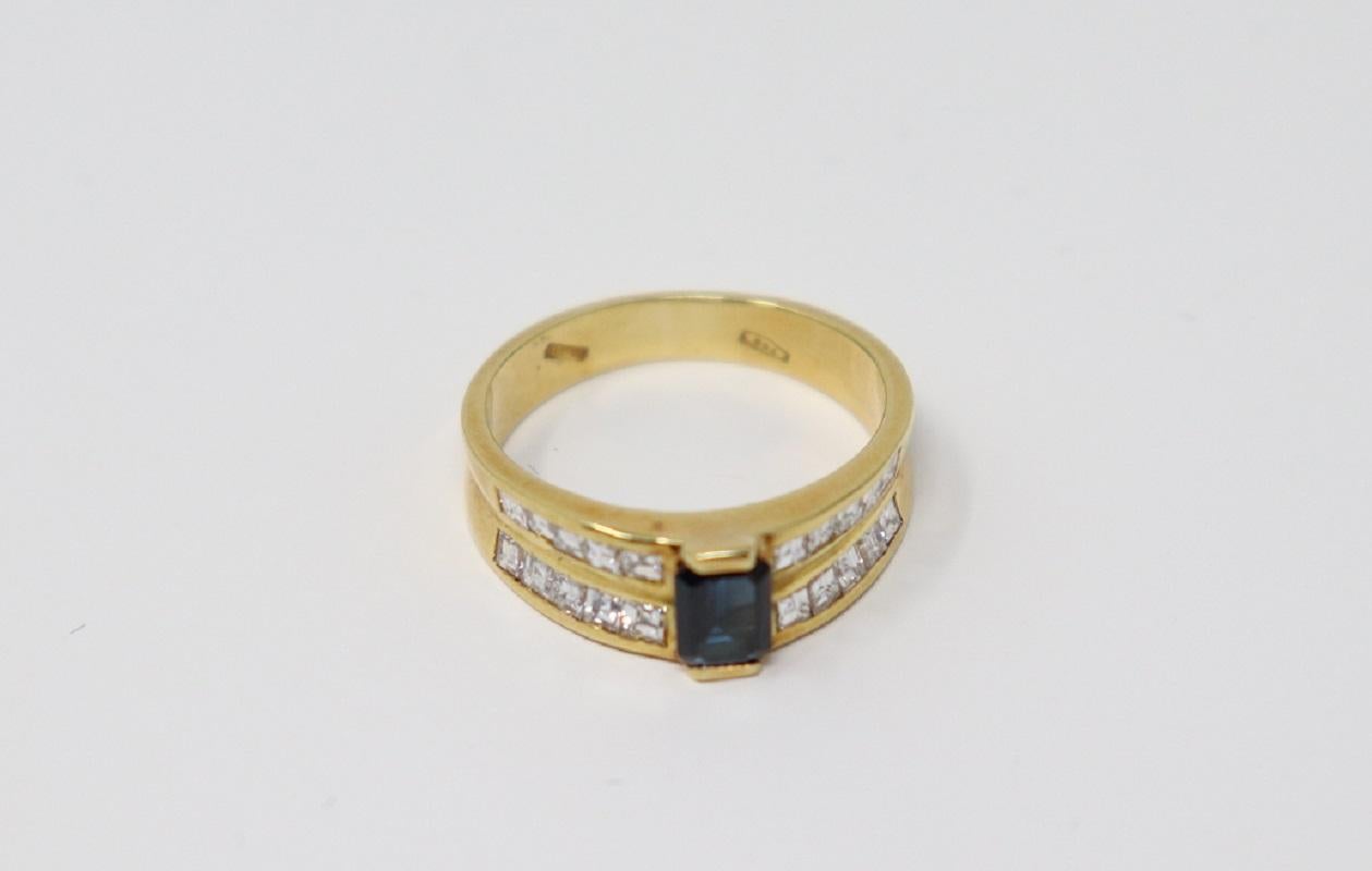 Women's 0.70 Carat Blue Sapphire Yellow Gold and Diamonds Wedding or Engagement Ring For Sale