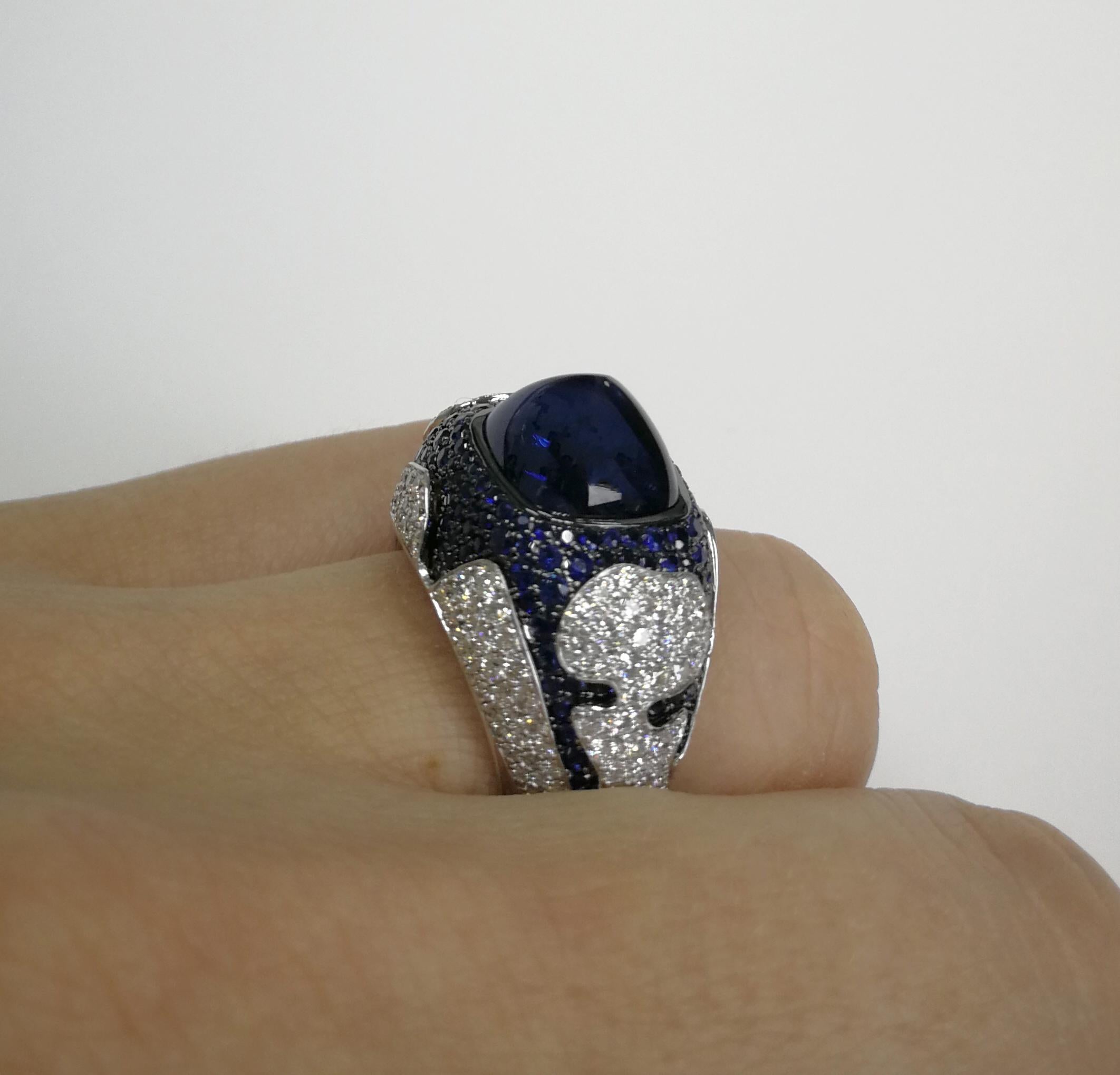 Blauer blauer Saphir 10,31 Karat Diamanten 18 Karat Weißgold Maghreb-Ring (Kissenschliff) im Angebot