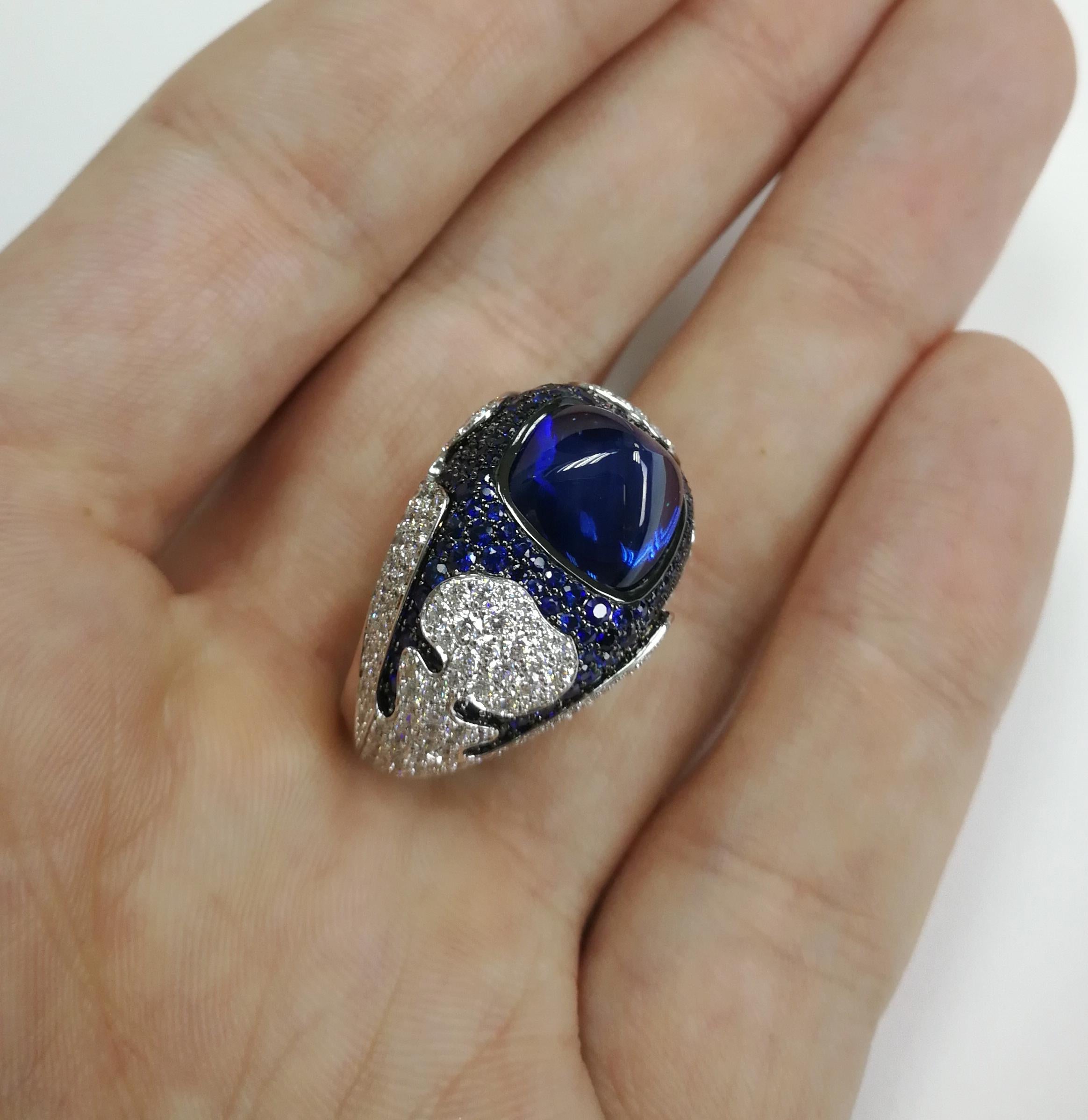 Blauer blauer Saphir 10,31 Karat Diamanten 18 Karat Weißgold Maghreb-Ring im Angebot 1