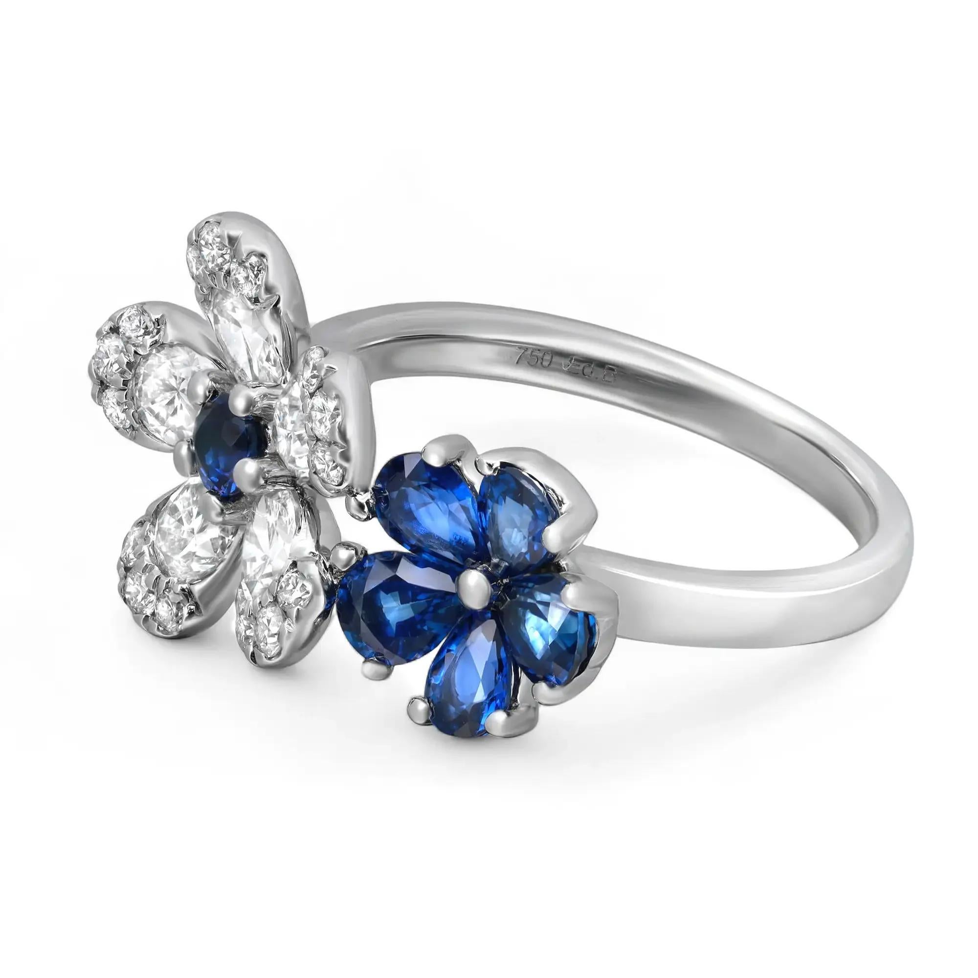 Dieser wunderschöne Cocktailring mit doppelter Blüte ist aus 18 Karat Weißgold gefertigt. Geschmückt mit runden und birnenförmigen blauen Saphiren in Zackenfassung und runden und birnenförmigen natürlichen Diamanten in einem floralen Muster.
