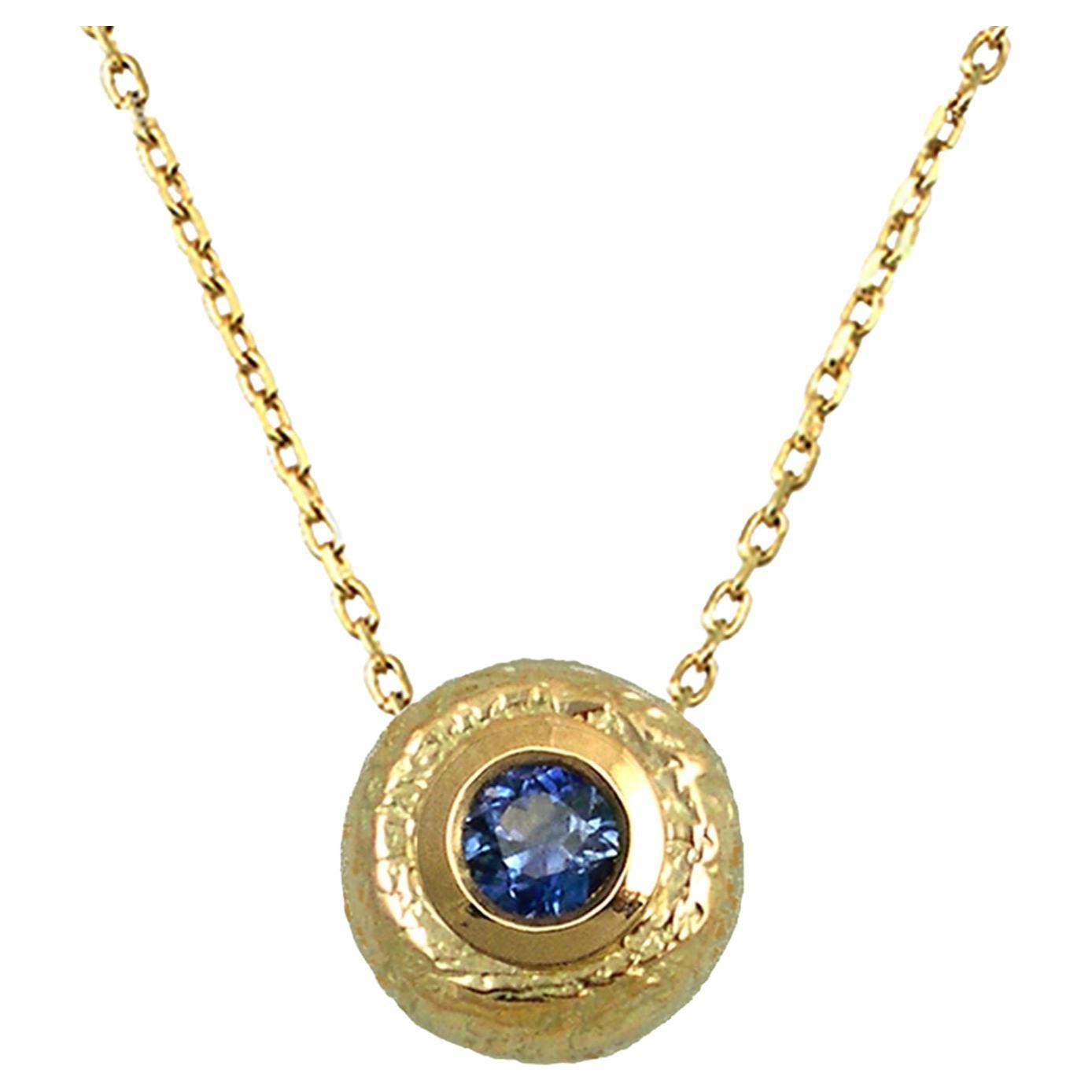Pendentif rond en or jaune texturé 14 carats avec saphir bleu de K.MITA en vente