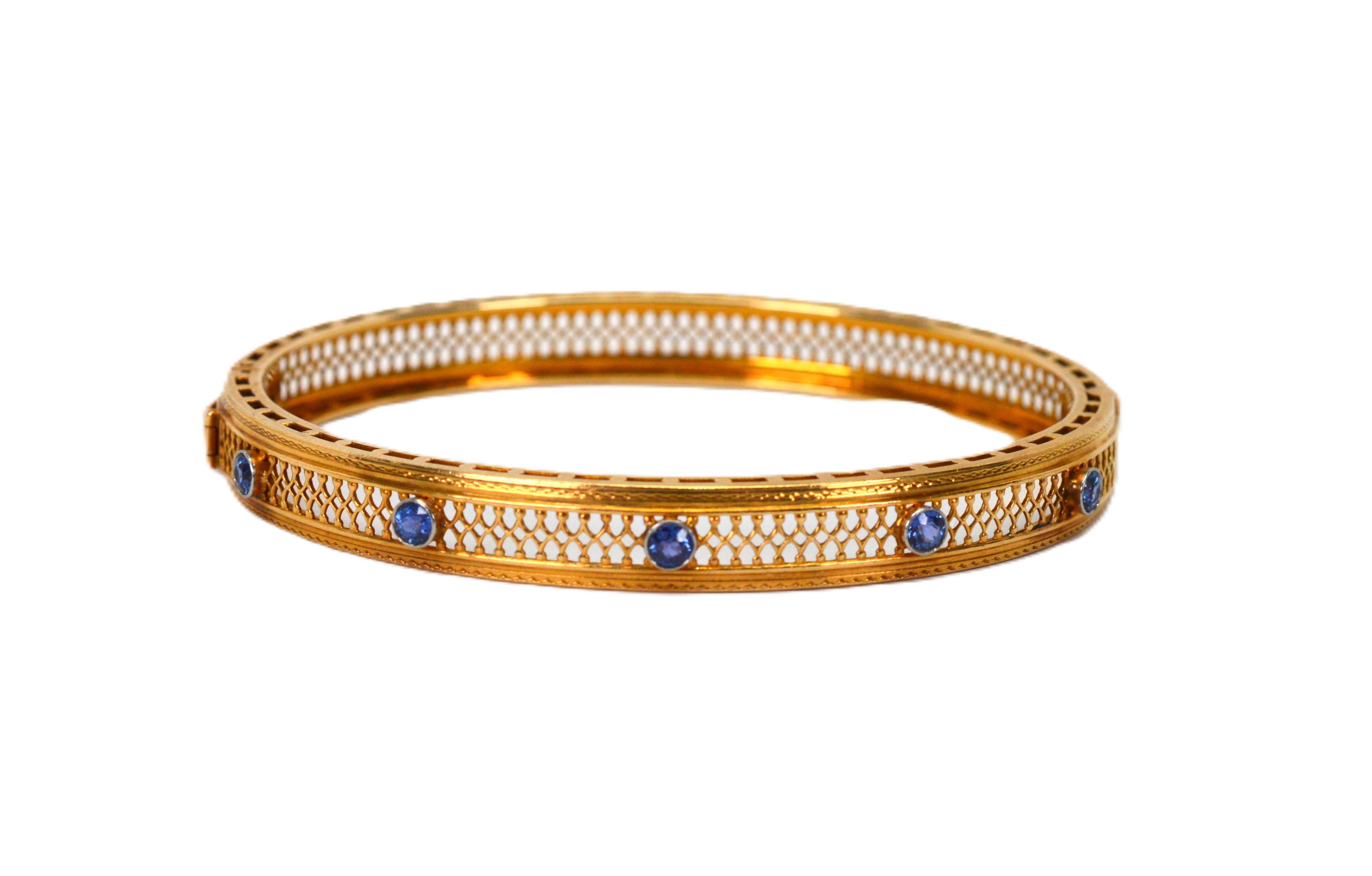 Taglio rotondo Bracciale Filgree in oro giallo 14 carati con zaffiro blu in vendita