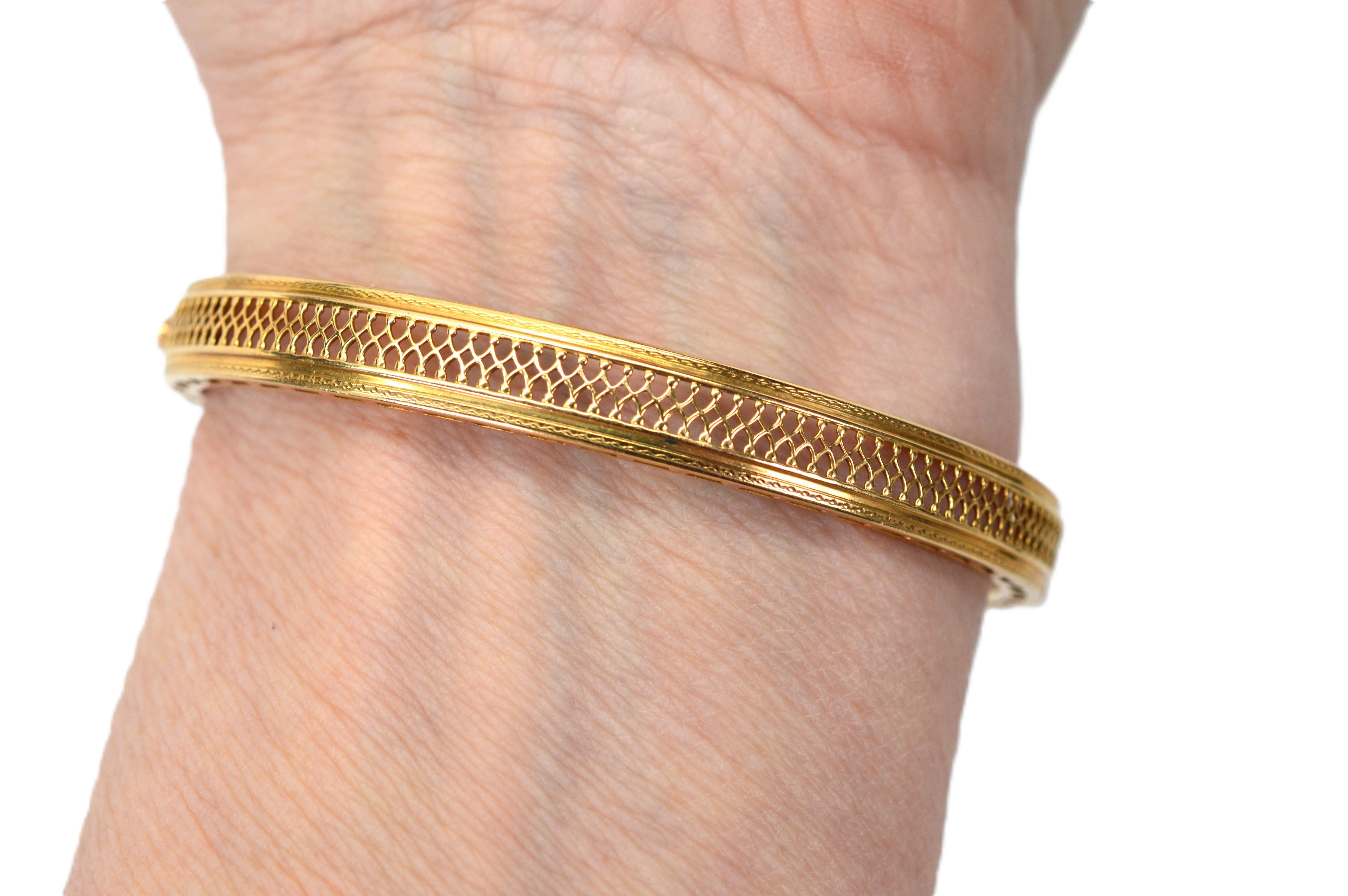 Donna Bracciale Filgree in oro giallo 14 carati con zaffiro blu in vendita
