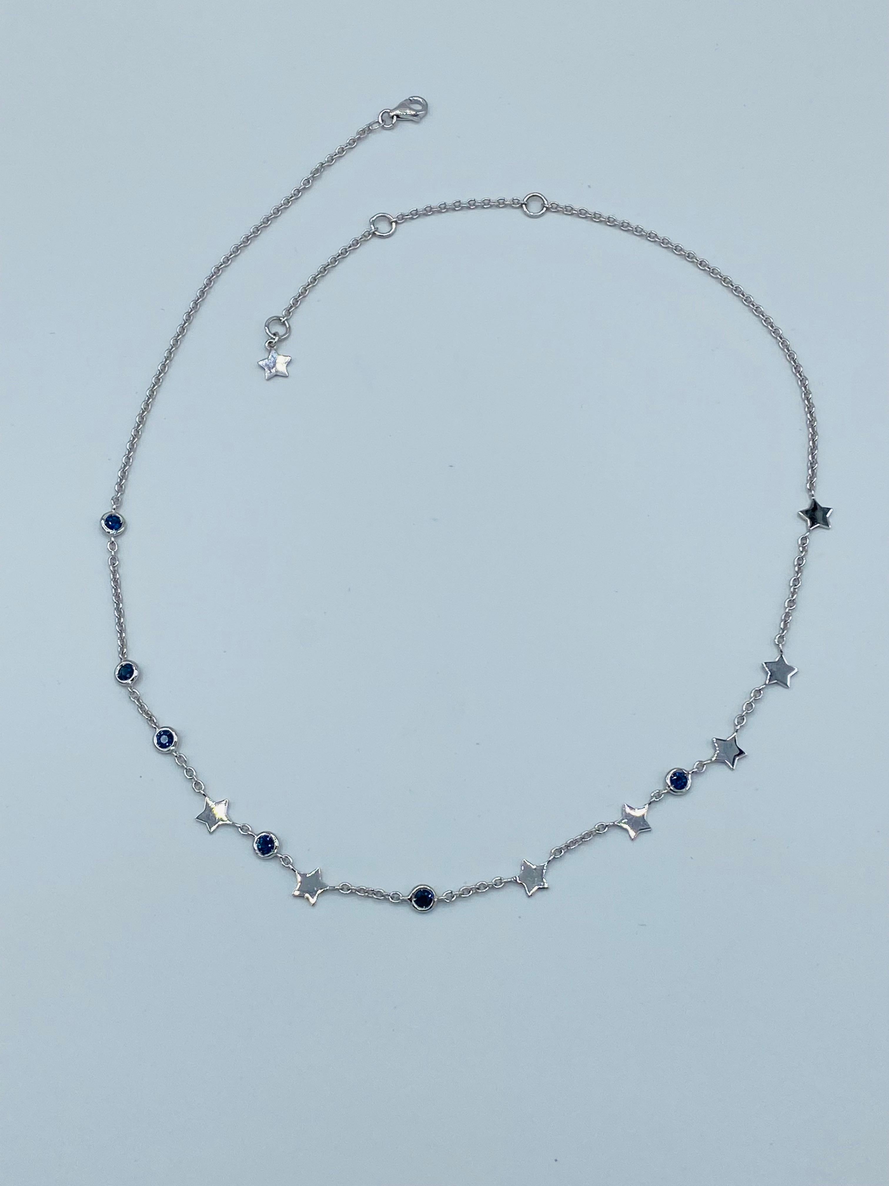 This necklace is made of white gold and has six sapphires of approximately 0.09 ct each, irregularly alternated with white gold stars.
It is possible to wear it in three different sizes because it has three rings each in 28.5, 41, 44.5 cm. A