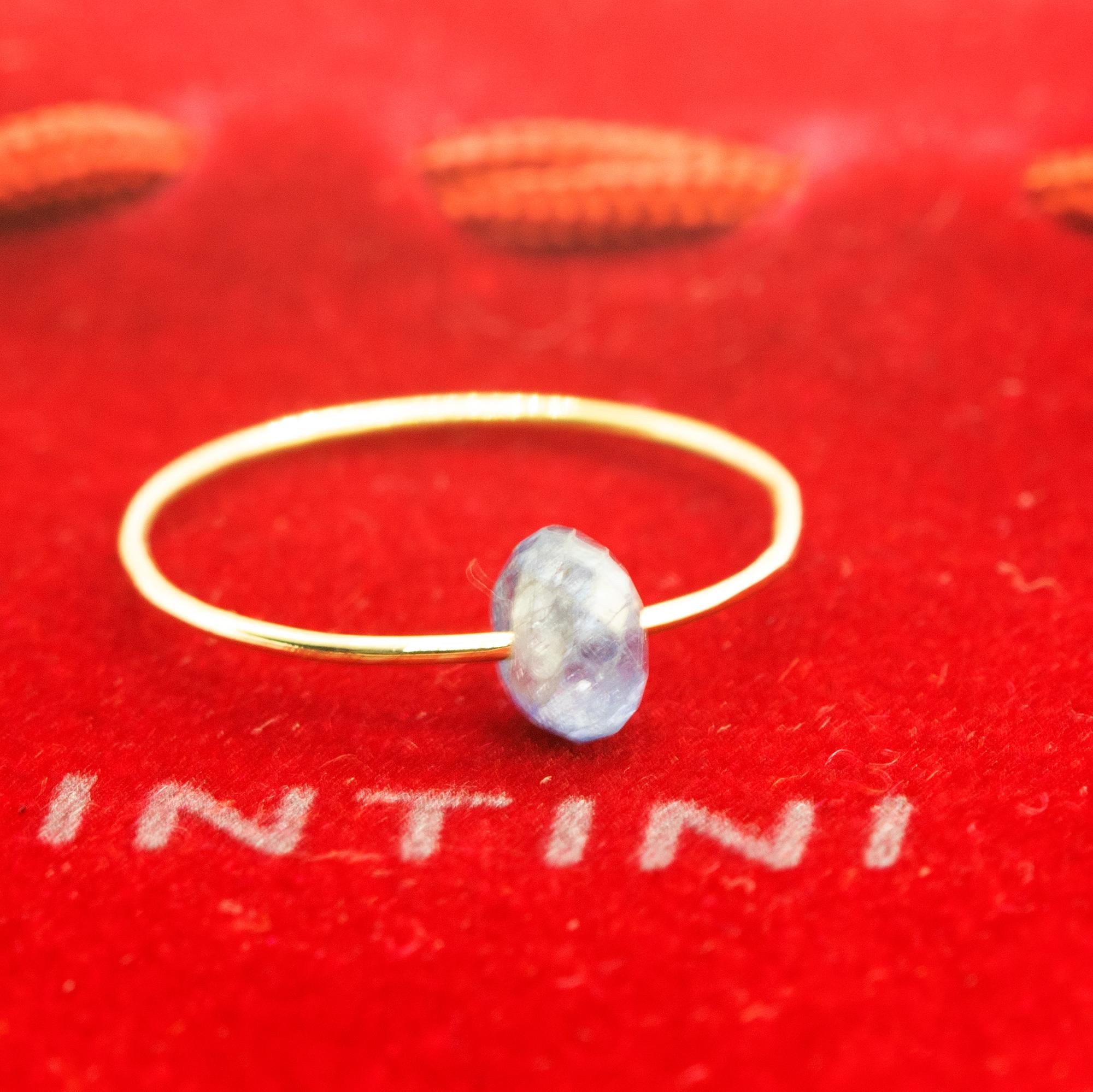 Moderne INTINI Jewels Bague jonc Planet Boho Chic en or jaune 18 carats avec saphir bleu et perles en vente