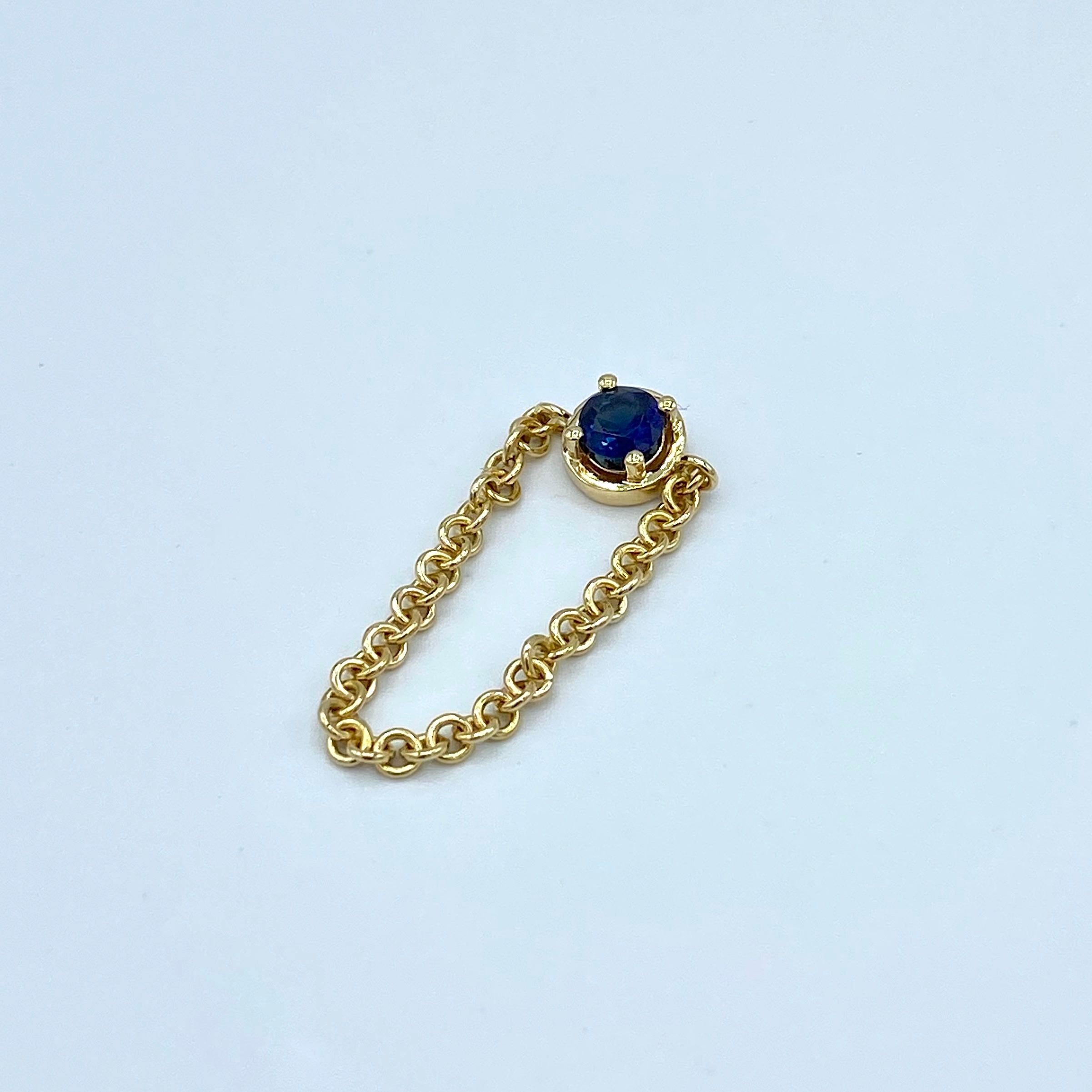 This ring is one of the first pieces of the new color line.
The completely handmade shank is an 18kt yellow gold chain, which attaches to the central griff with a 4mm blue sapphire set.
It can be worn together with other identical rings with
