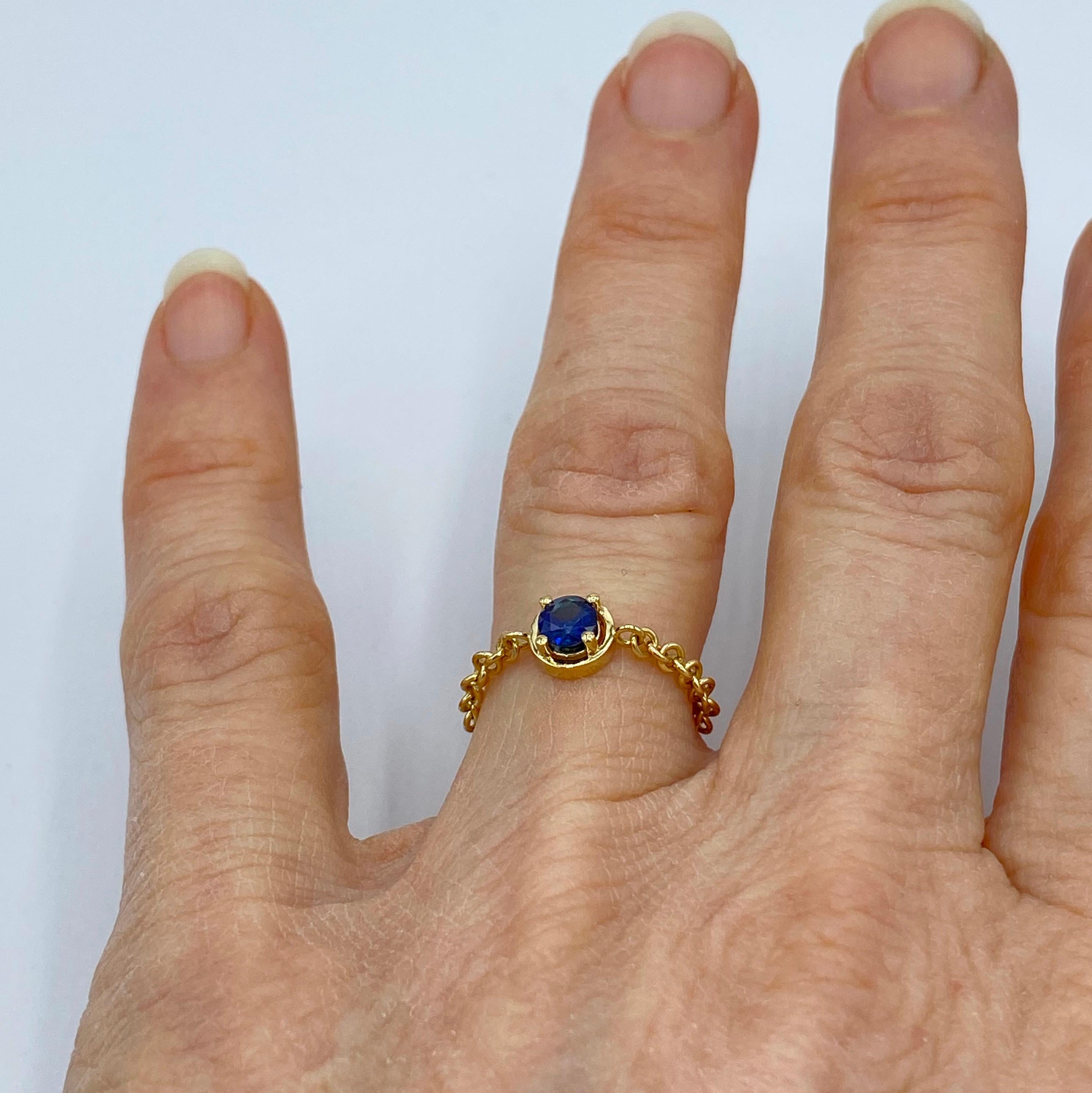 18 Karat Yellow Gold Chain Italian Blue Sapphire Ring by Petronilla In New Condition For Sale In Bussolengo, Verona
