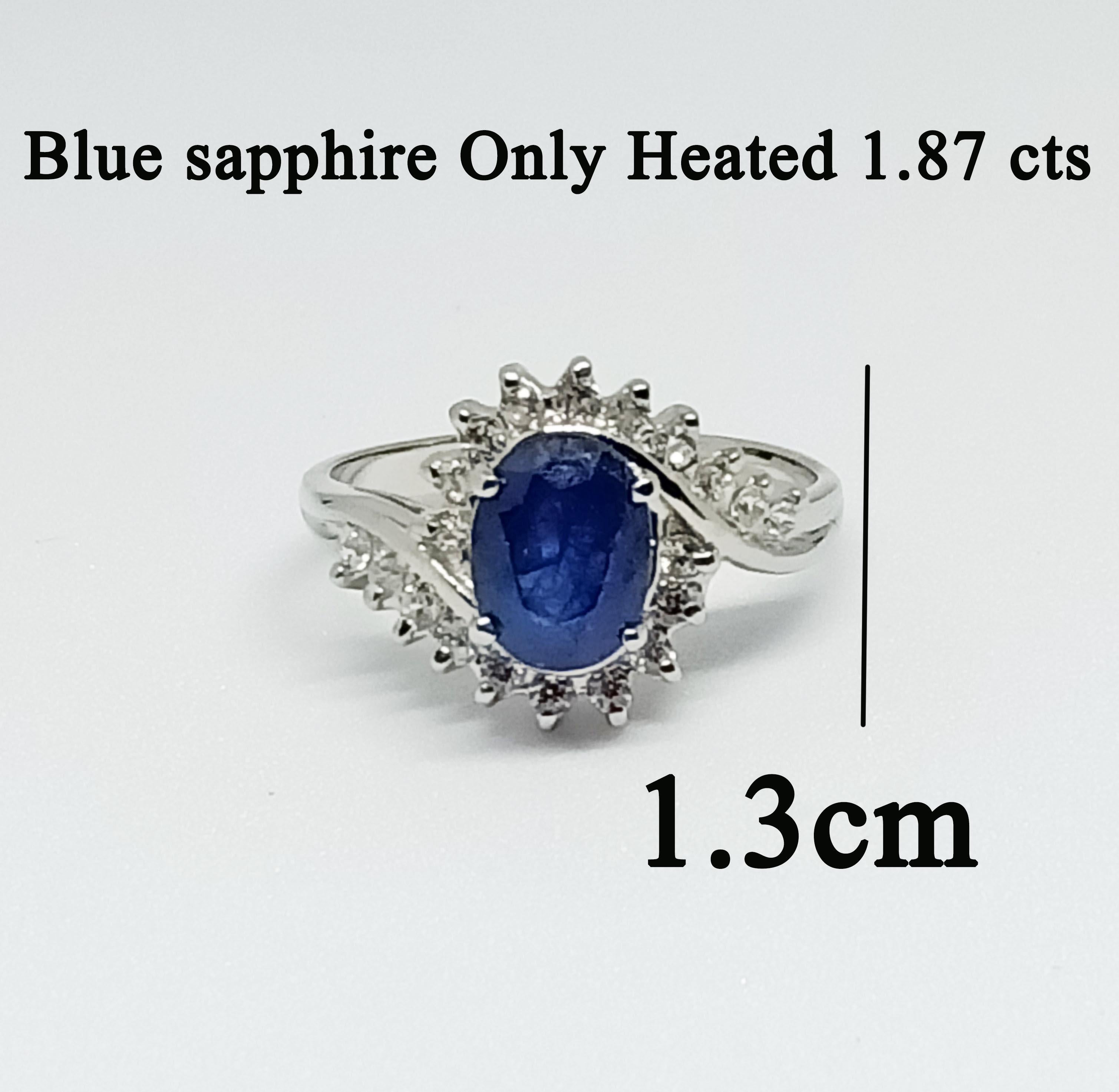 Saphir bleu 1,87cts Seulement ovale chauffé 8x6 mm. 
Zircon blanc rond 1,50 mm. 18 pièces
Plaqué or blanc sur argent sterling
Métal : argent
