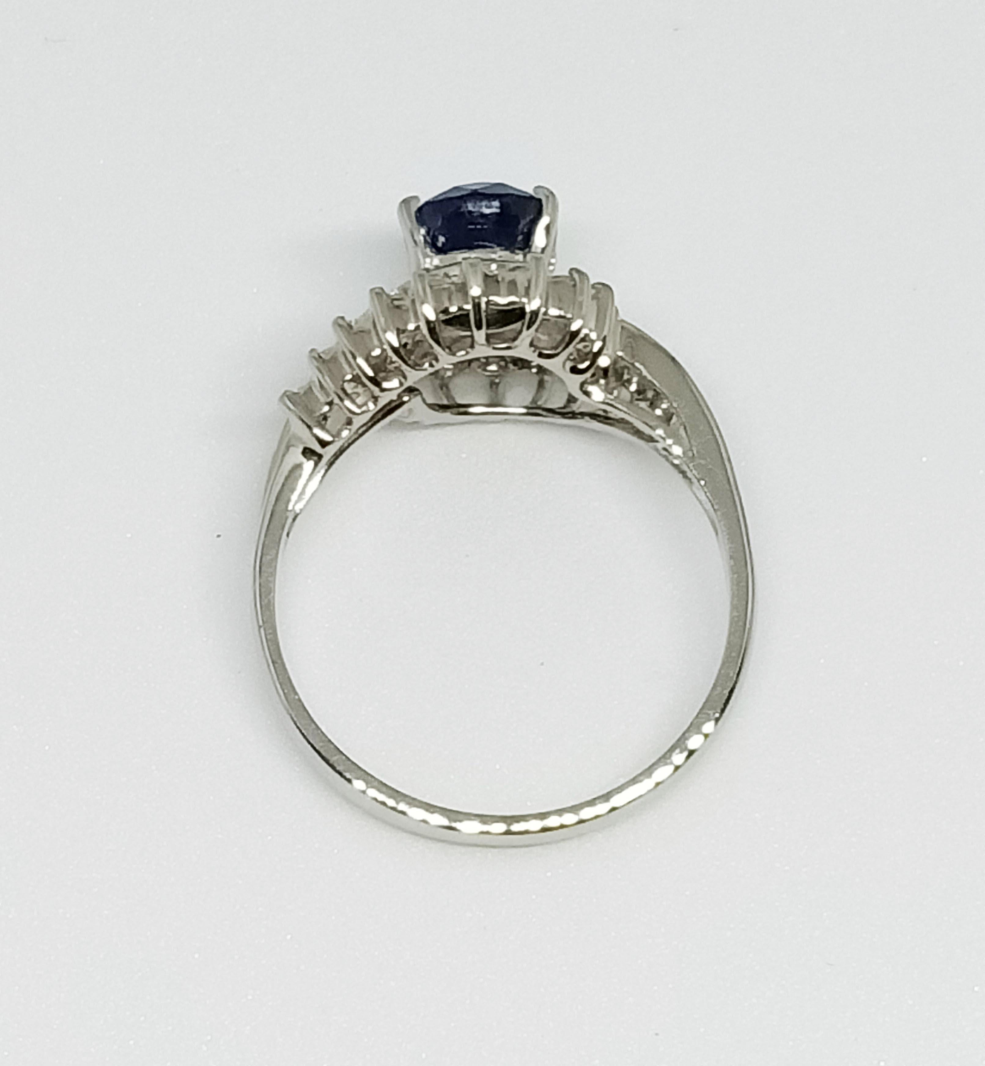 Blue sapphire 1.87 cts Only Heated on white gold plated over stering Silver In New Condition For Sale In Bangkok, TH