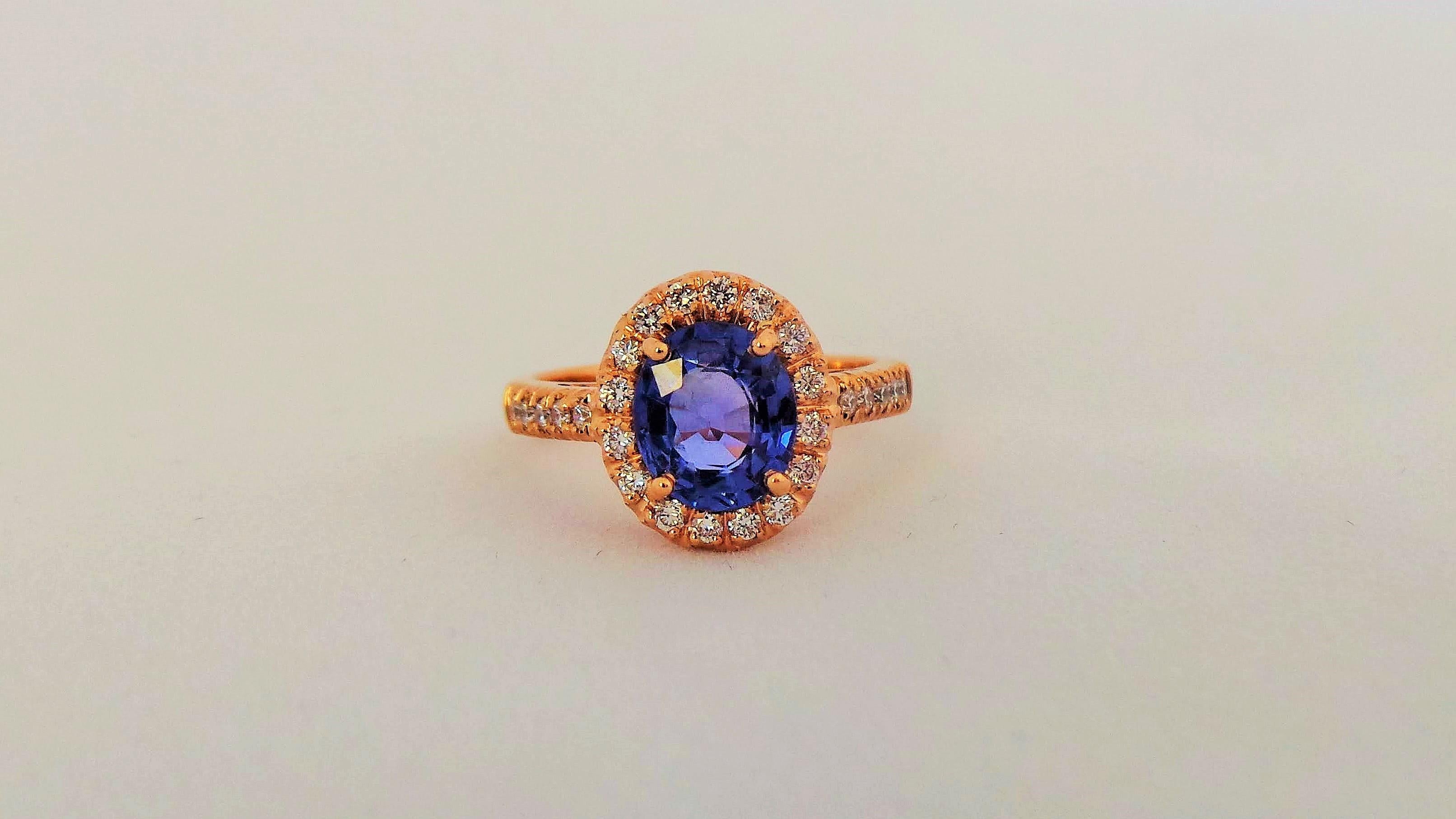 Andrea Macinai entwirft eine eigene Kollektion für Verlobungsringe  mit einem schönen blauen Saphir  und Diamant.
Der Ring wurde in Anlehnung an die natürliche Linie des Steins entworfen und gefertigt.
Dieser zeitlose Ring mit seinen klaren,