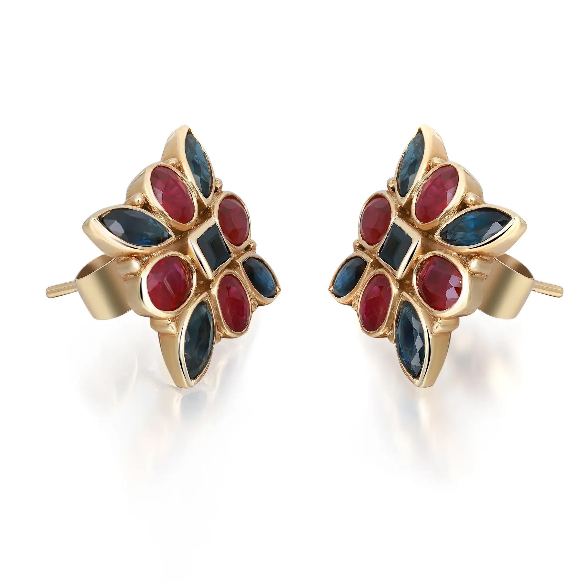 Edelsteine in voller Blüte. Diese atemberaubenden Ohrstecker sind aus glänzendem 18 Karat Gelbgold gefertigt. In der Mitte befinden sich quadratische und marquise blaue Saphire und ovale Rubine in Lünettenfassung. Gesamtgewicht der Edelsteine: 7