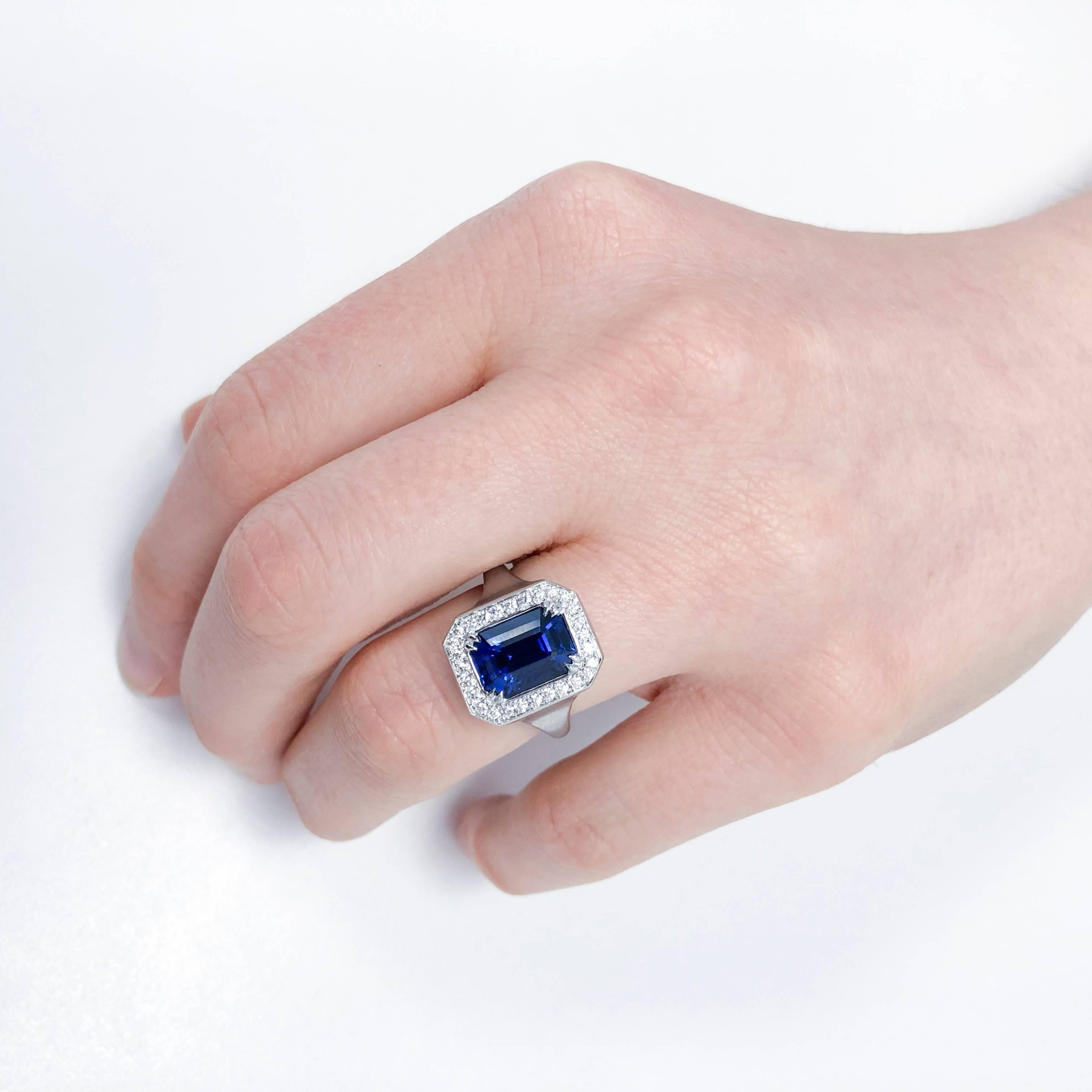 Blue Sapphire 3.43 Carat Emerald Cut 18 Karat White Gold Brushed Ring For Sale 1