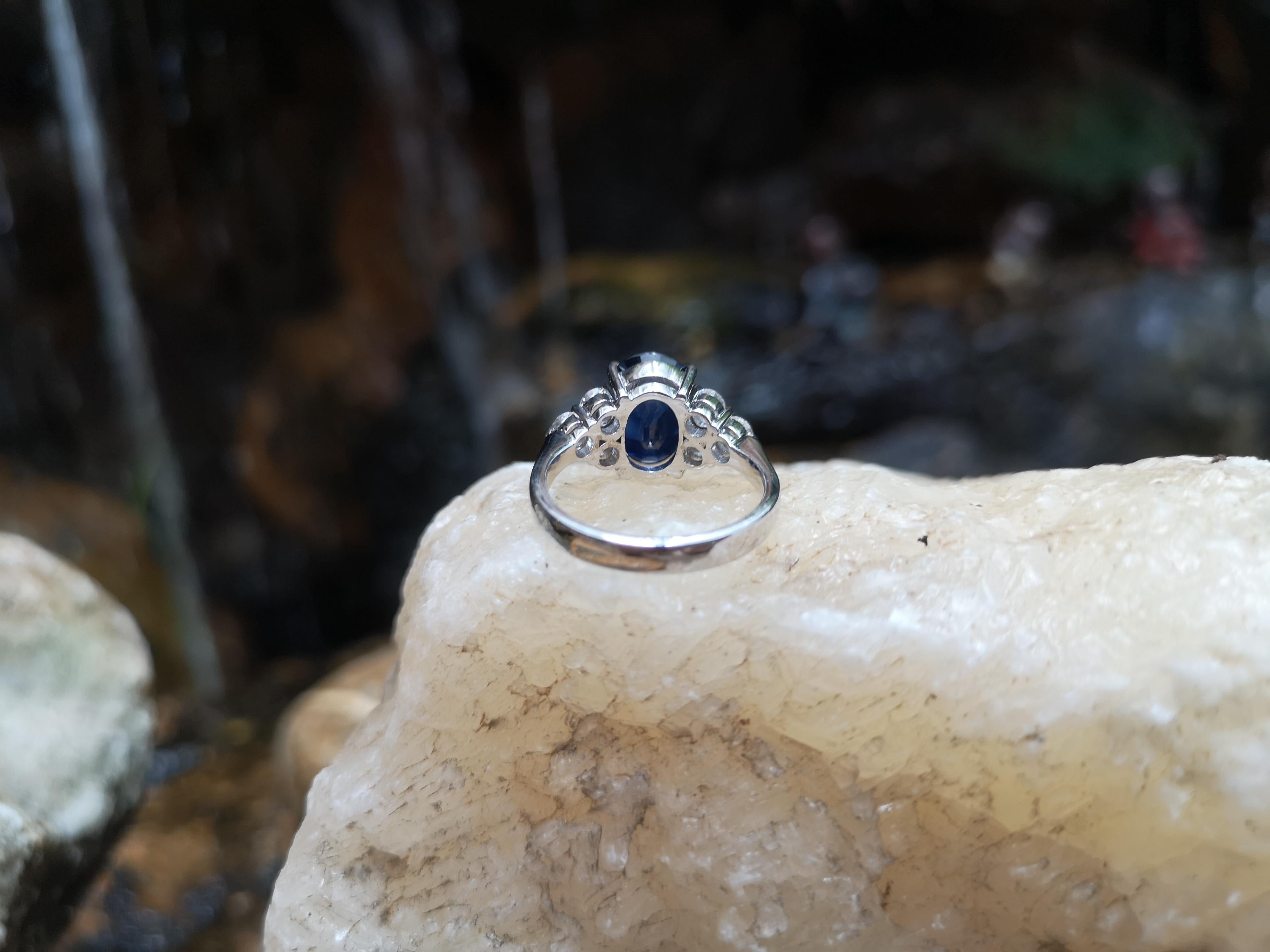 Contemporary Blue Sapphire 4 Carat with Diamond Ring Set in 18 Karat White Gold Settings For Sale