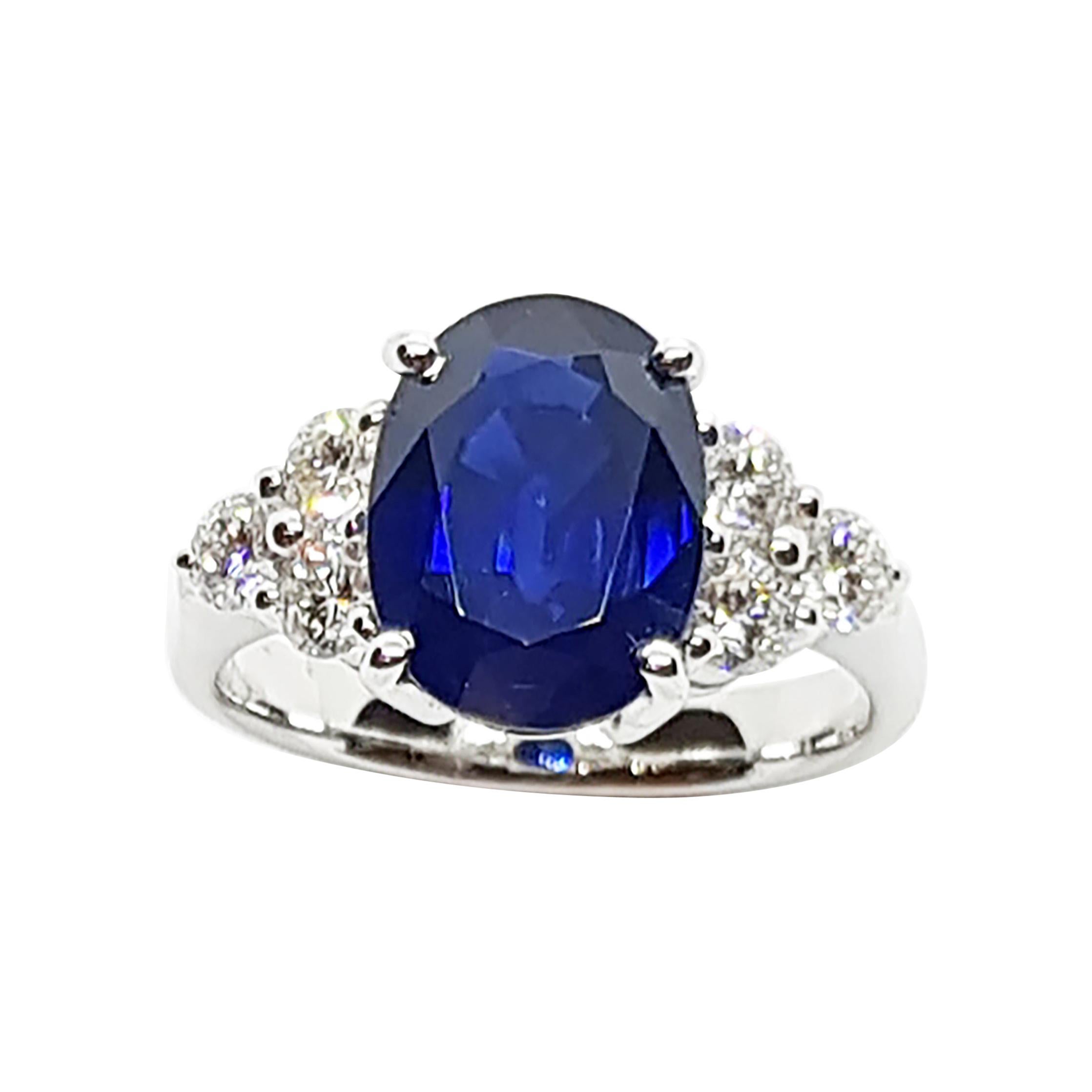 Bague en or blanc 18 carats sertie d'un saphir bleu de 4 carats et de diamants