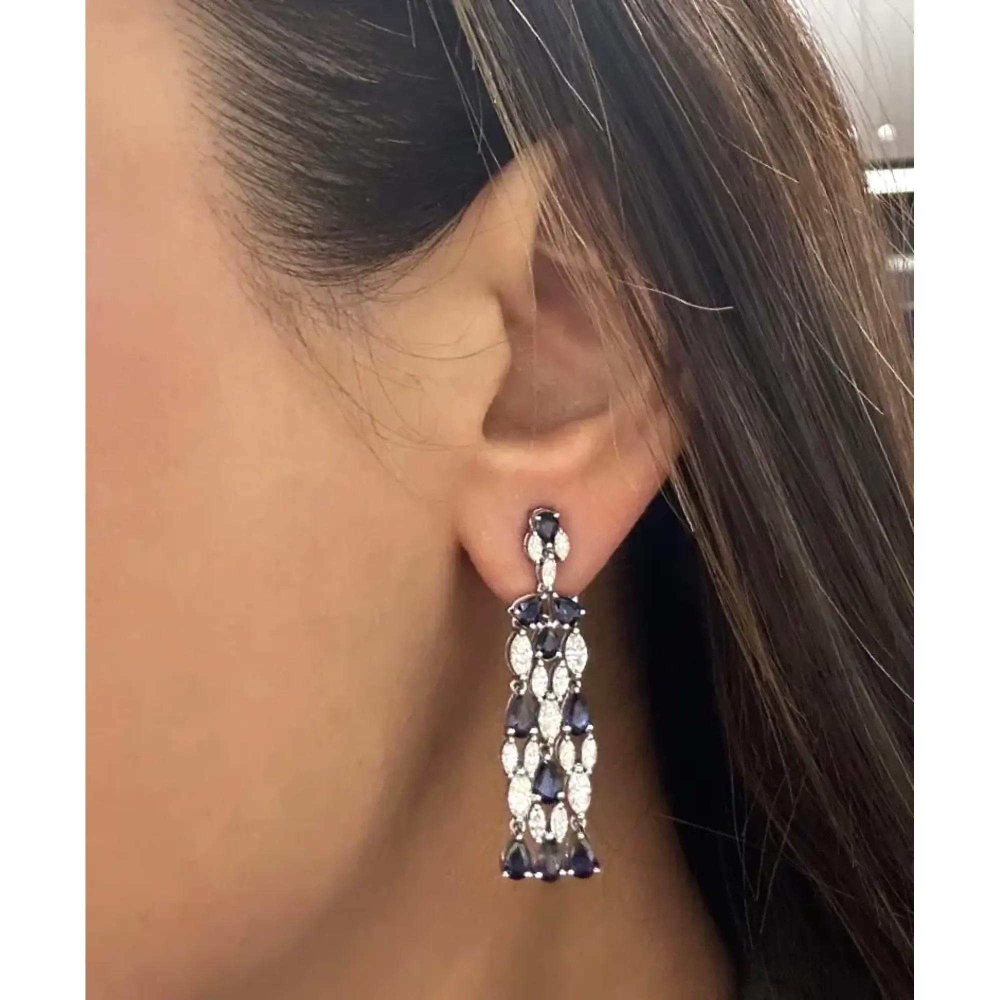 Taille poire Boucles d'oreilles chandelier en or blanc 14K avec saphir bleu 4.28Ctw et diamant 2.47Ctw en vente