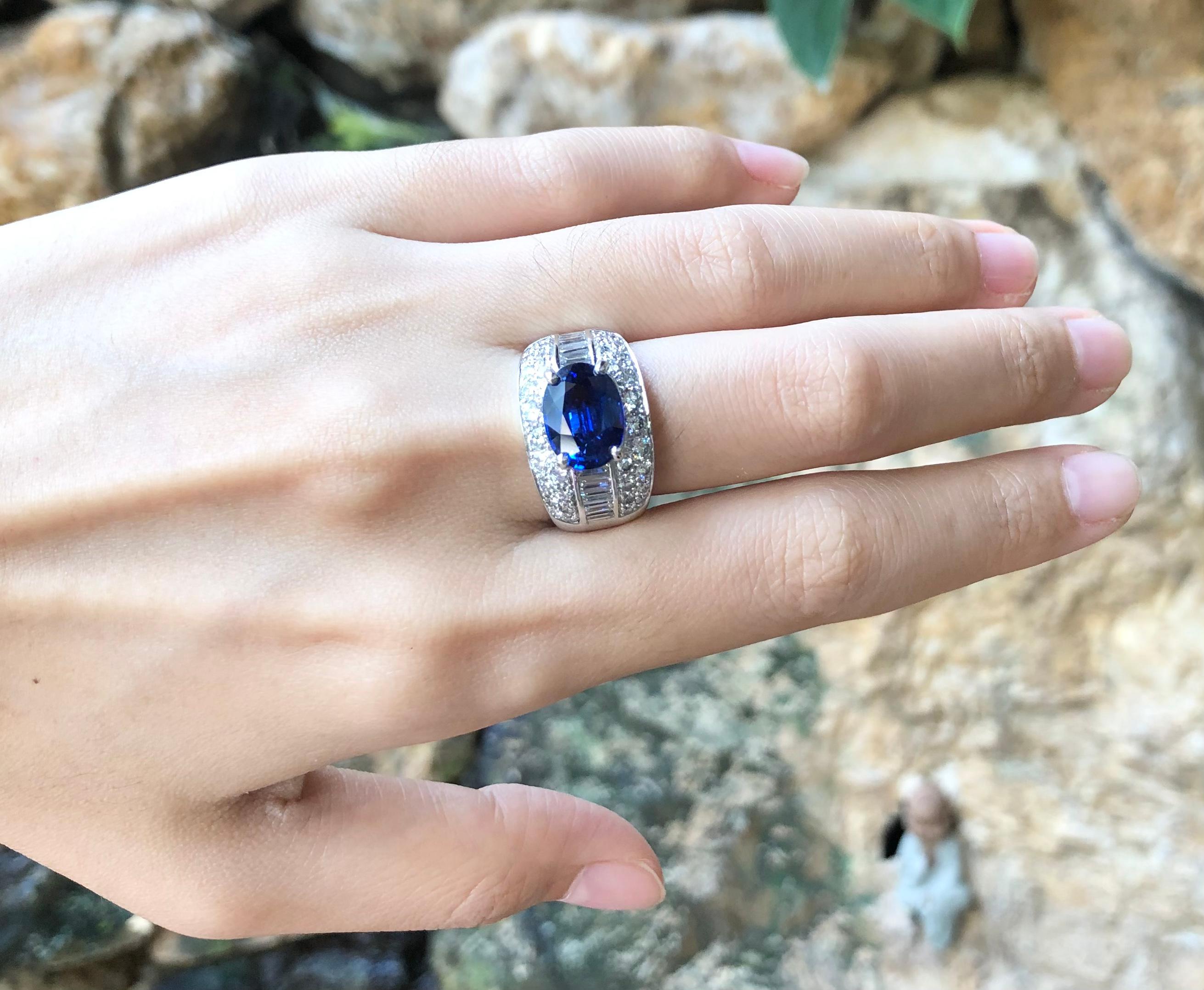 Blue Sapphire 4.34 Carat Diamond 1.94 Carat Ring in 18 Karat White Gold Settings For Sale 4