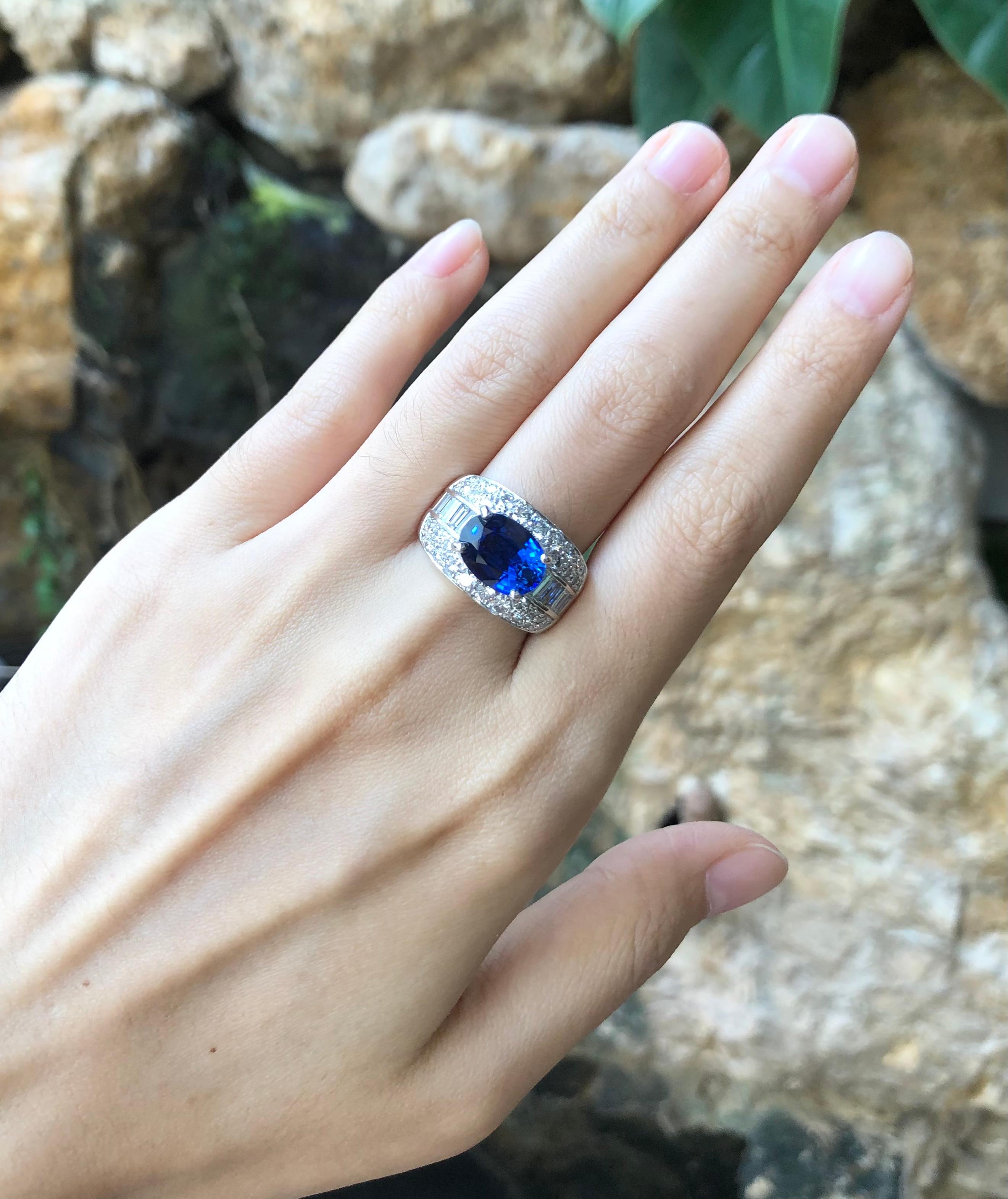 Blue Sapphire 4.34 Carat Diamond 1.94 Carat Ring in 18 Karat White Gold Settings In New Condition For Sale In Bangkok, TH