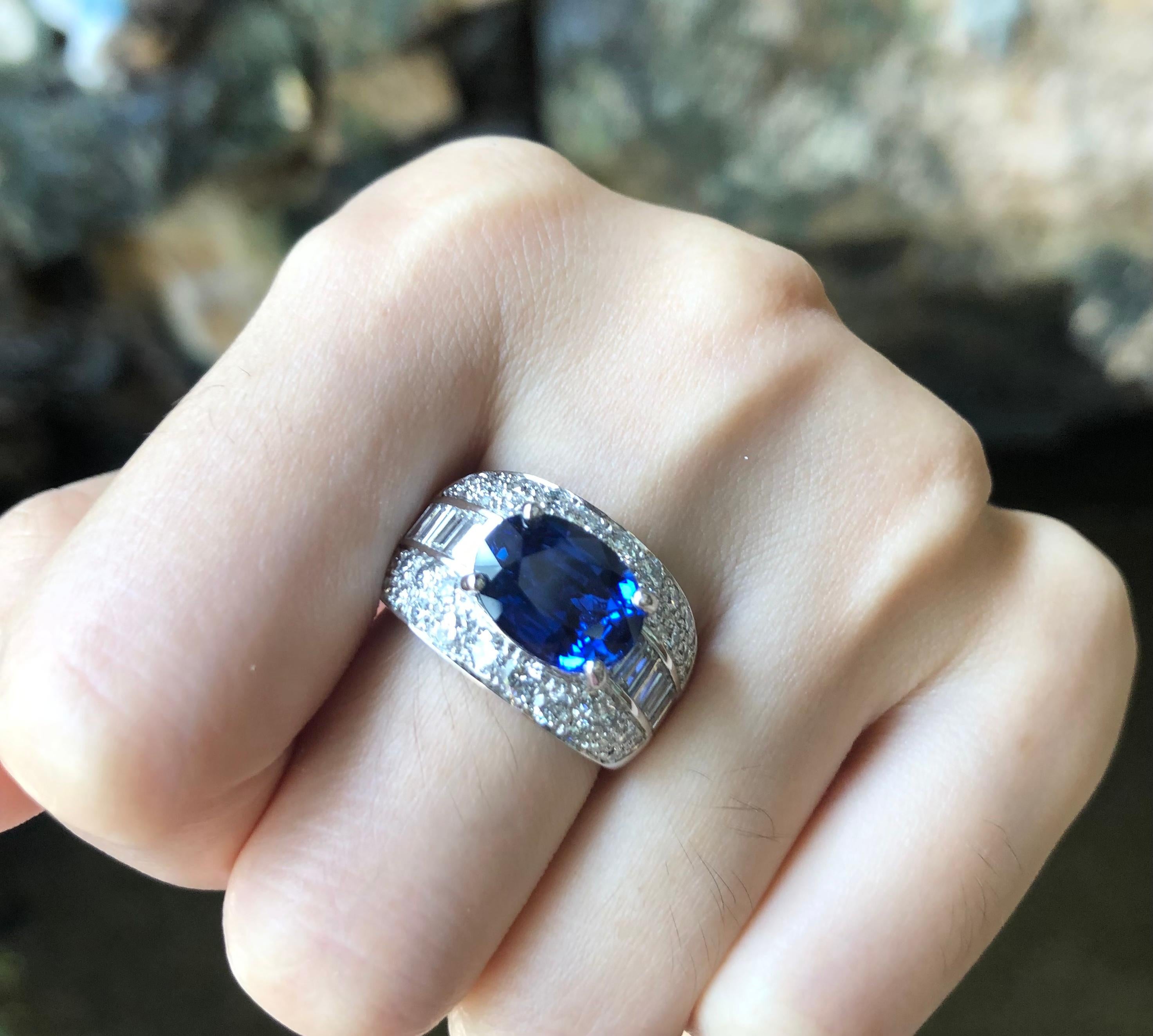 Women's or Men's Blue Sapphire 4.34 Carat Diamond 1.94 Carat Ring in 18 Karat White Gold Settings For Sale