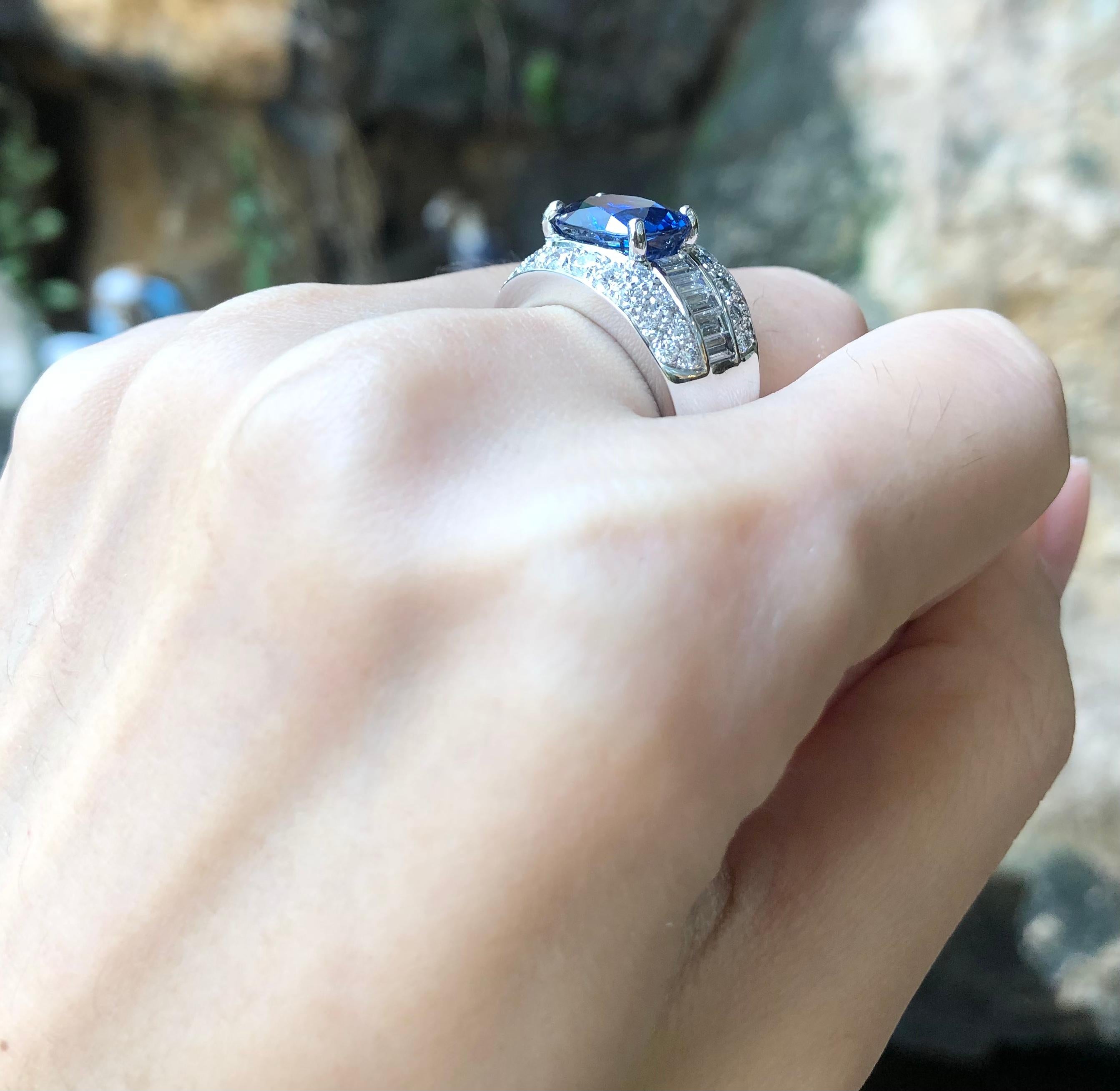 Blue Sapphire 4.34 Carat Diamond 1.94 Carat Ring in 18 Karat White Gold Settings For Sale 3