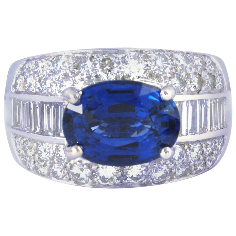 Blauer blauer Saphir 4,34 Karat Diamant 1,44 Karat Ring in 18 Karat Weißgoldfassung im Angebot