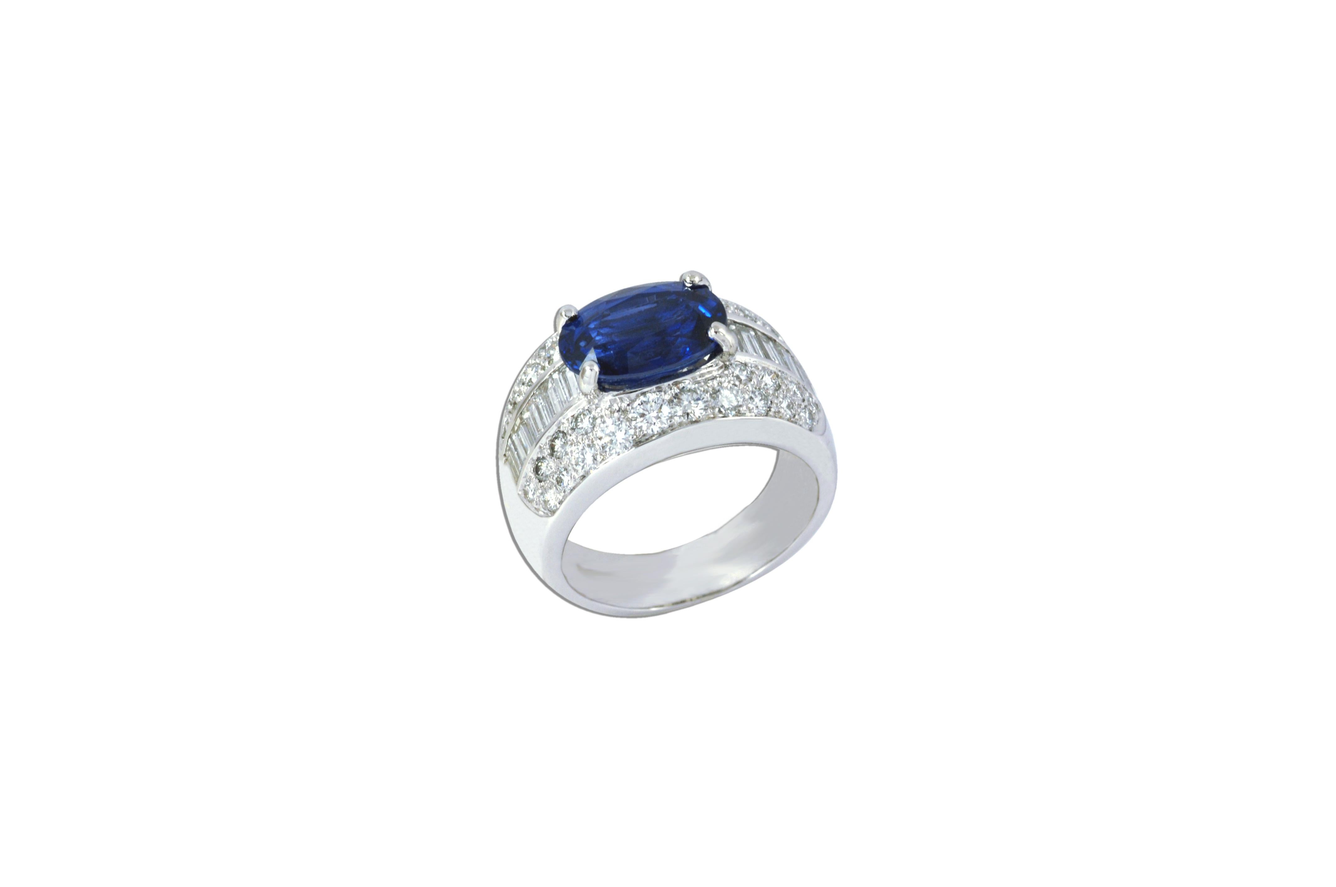 Blauer Saphir 4,34 Karat mit Diamant 1,94 Karat Ring in 18 Karat Weißgoldfassung

Breite: 2,5 cm
Länge: 1,5 cm
Ringgröße: 55


