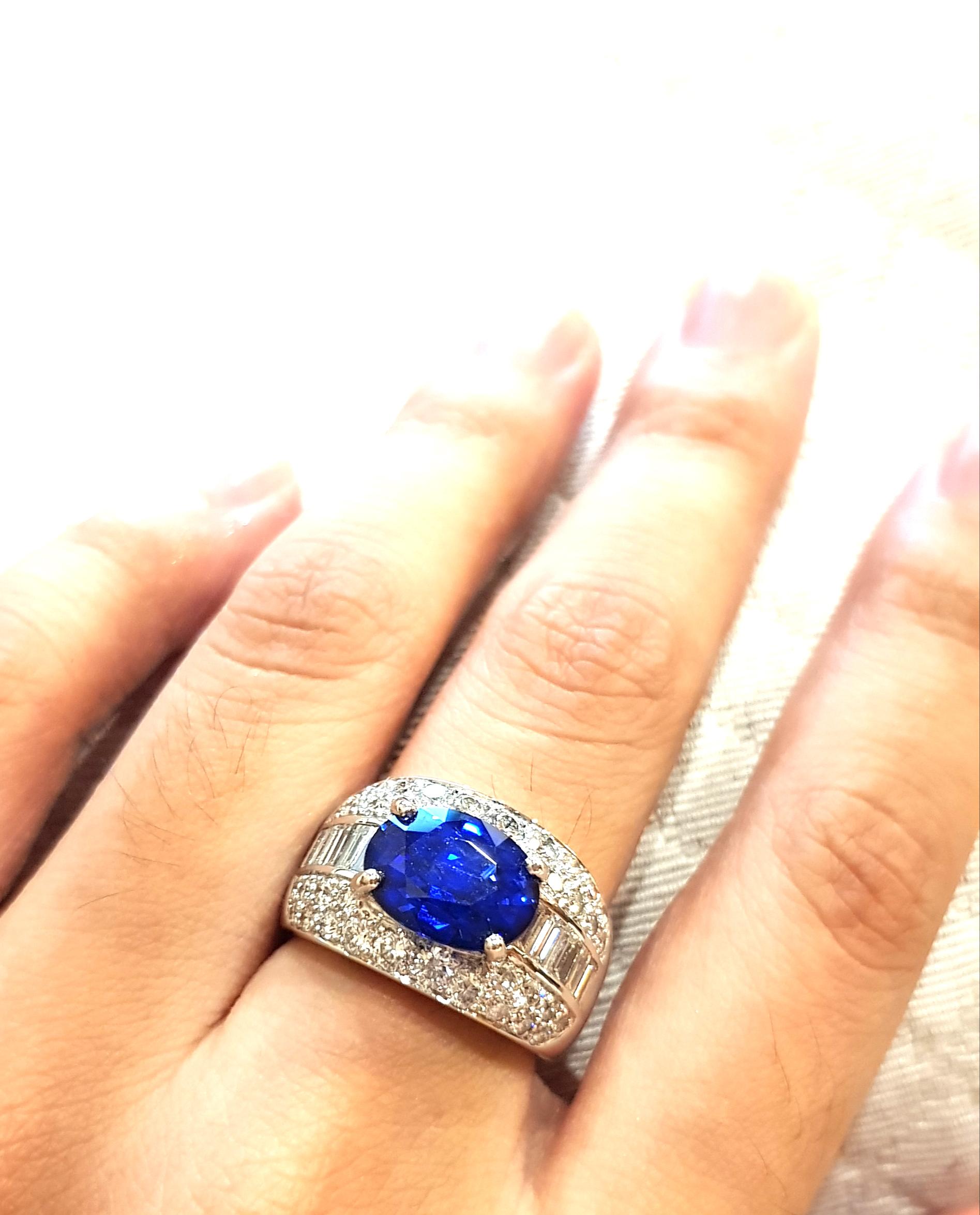Contemporary Blue Sapphire 4.34 Carat Diamond 1.94 Carat Ring in 18 Karat White Gold Settings For Sale