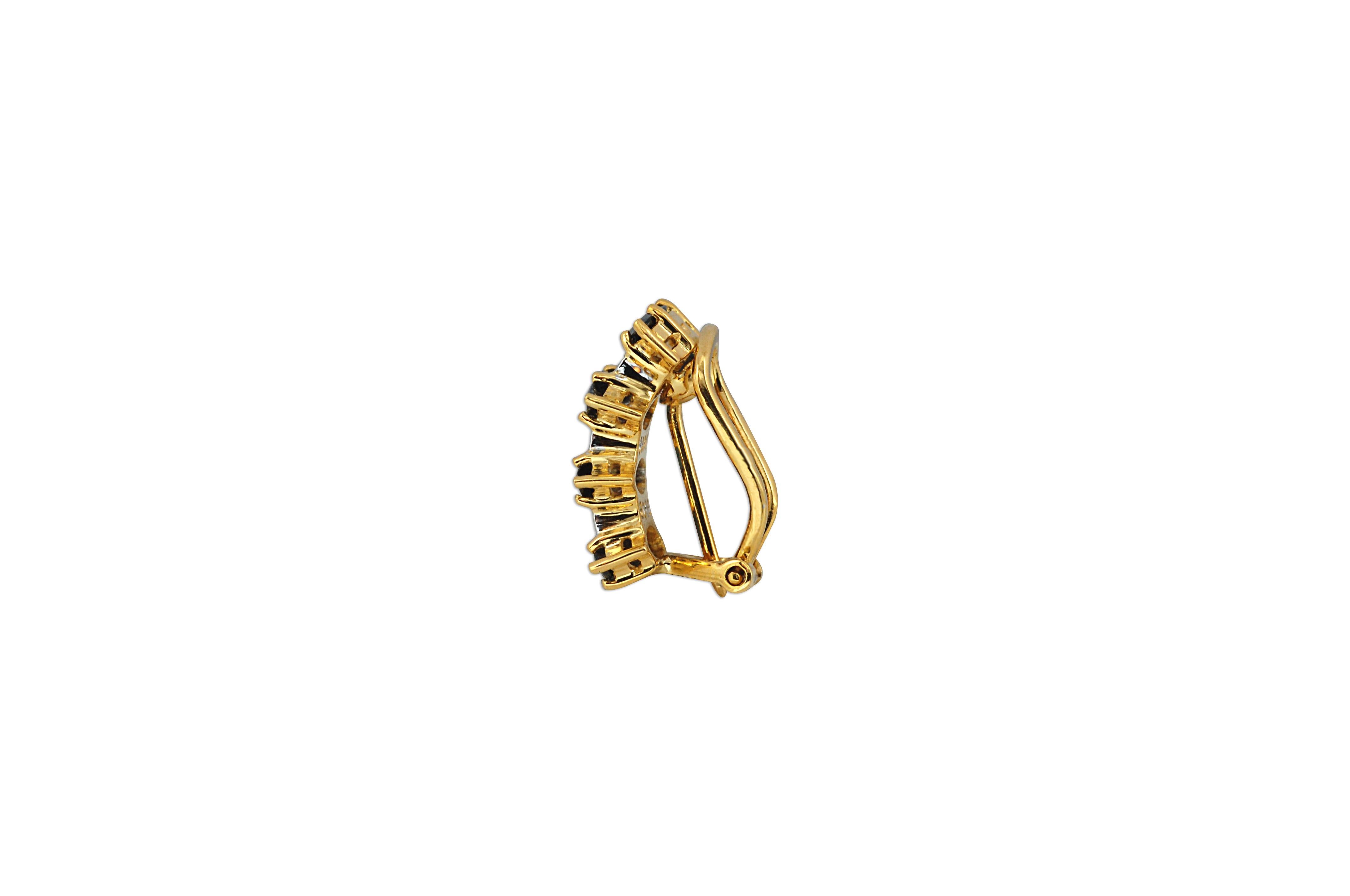 Boucles d'oreilles en saphir bleu 5,52 carats et diamant 0,26 carat dans une monture en or 18 carats 

Largeur : 1,1 cm
Longueur : 1,9 cm
Poids total : 12,18 grammes

