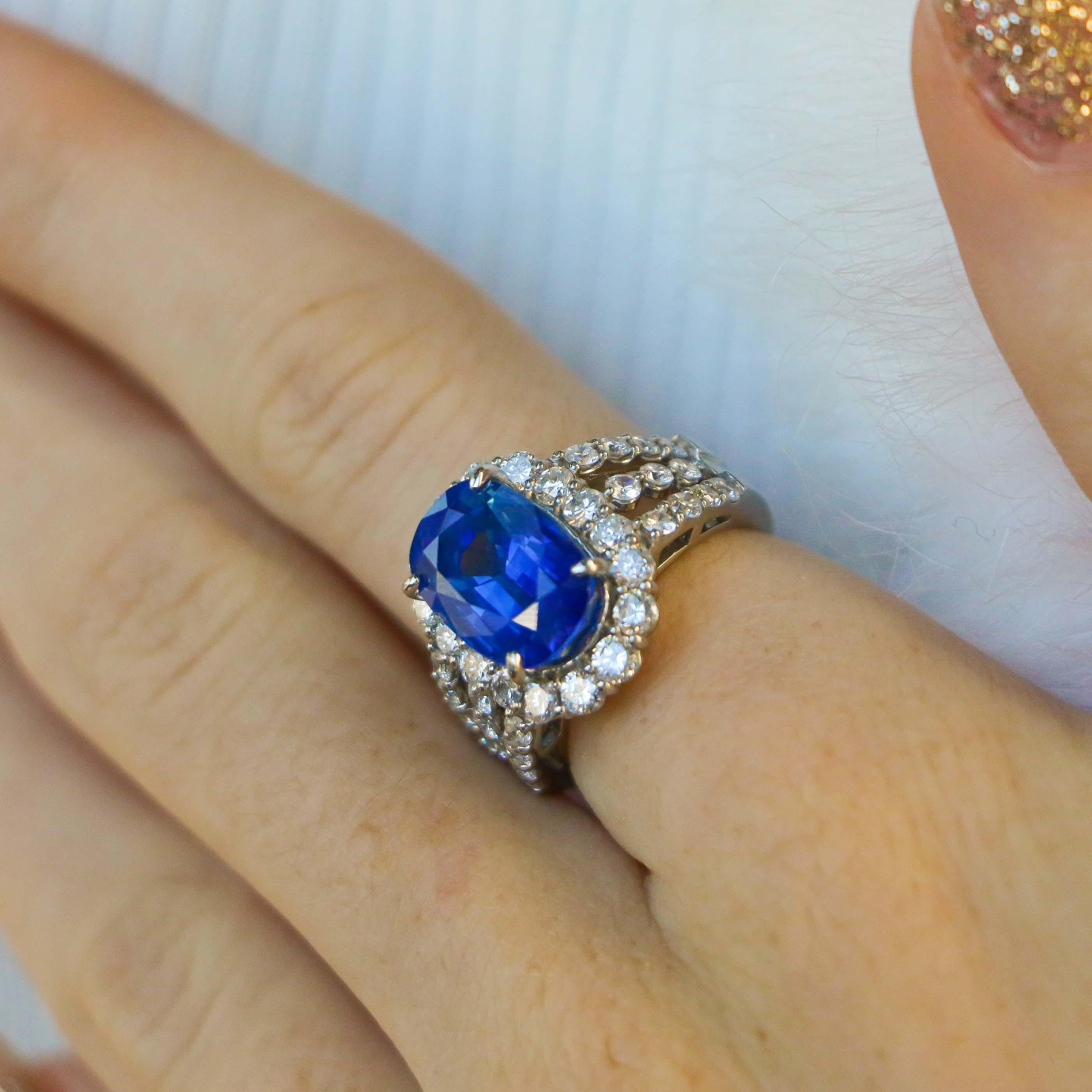 Blue Sapphire 8.25 Carat and Diamond Platinum Ring In Good Condition For Sale In Carlsbad, CA