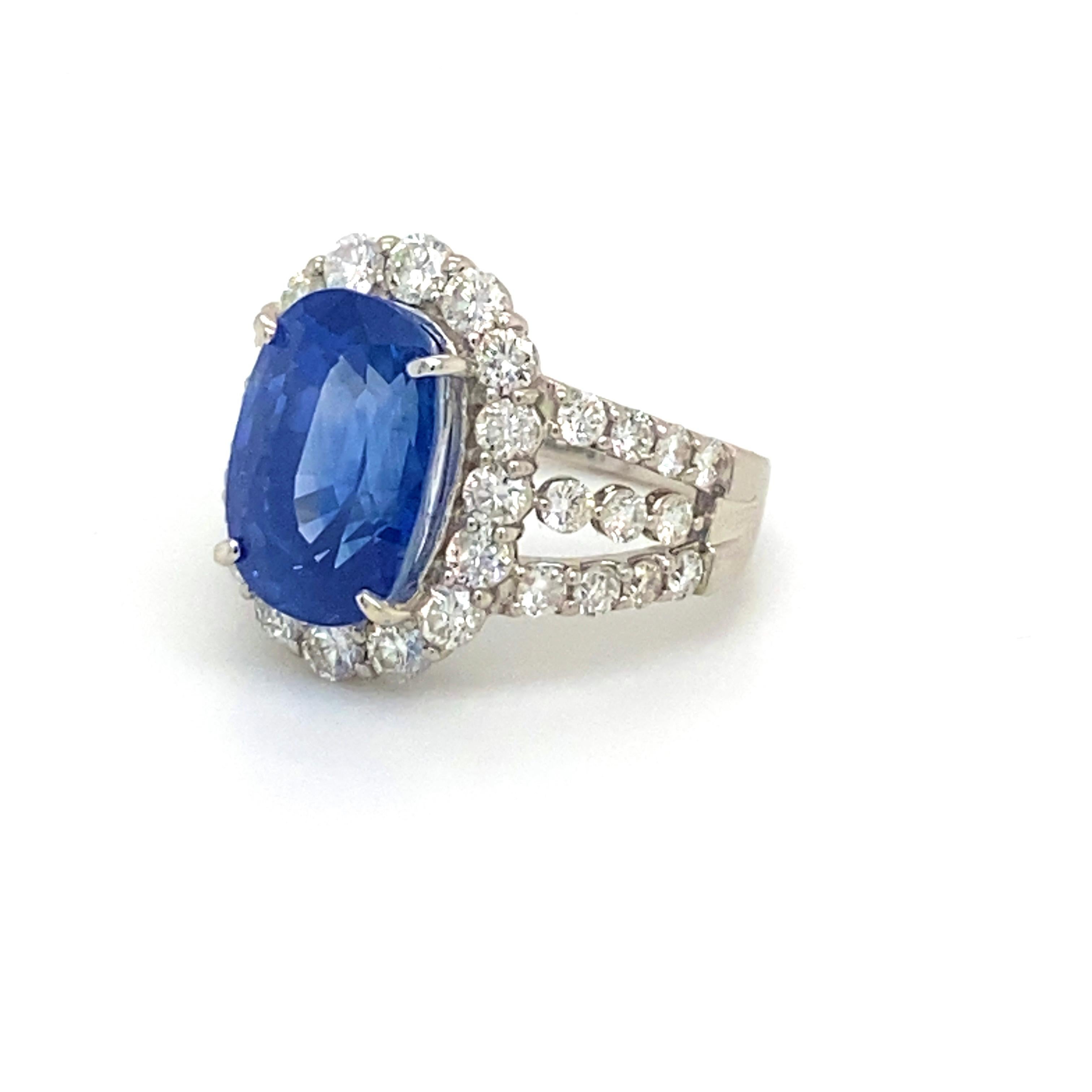Women's or Men's Blue Sapphire 8.25 Carat and Diamond Platinum Ring For Sale
