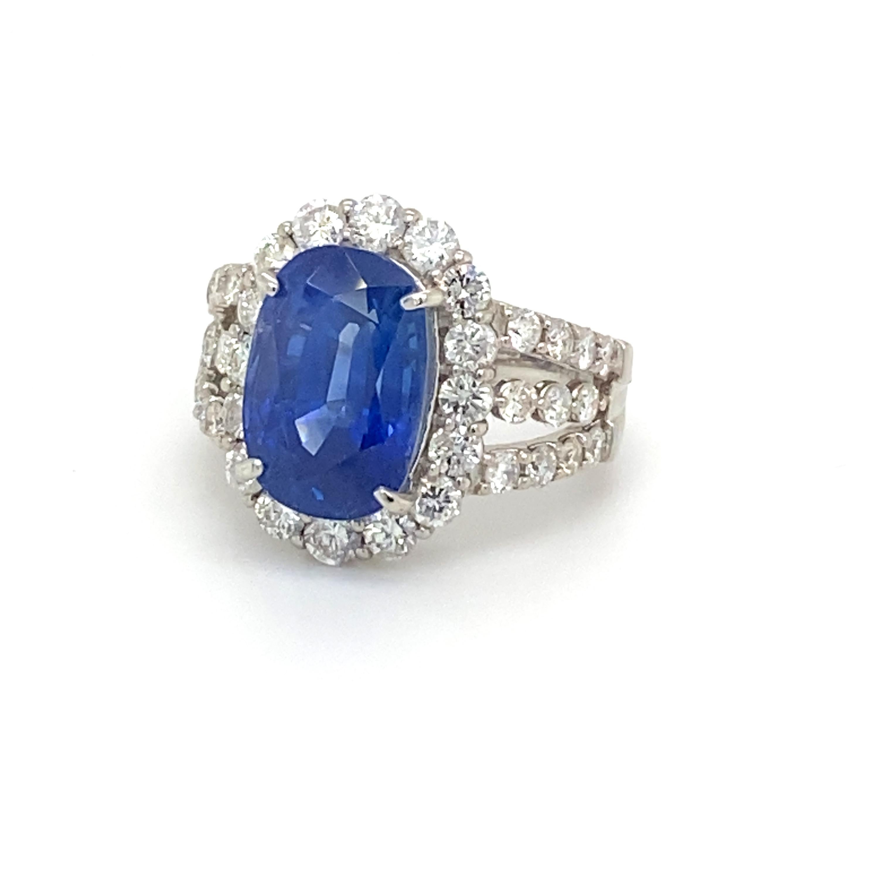 Blue Sapphire 8.25 Carat and Diamond Platinum Ring For Sale 2