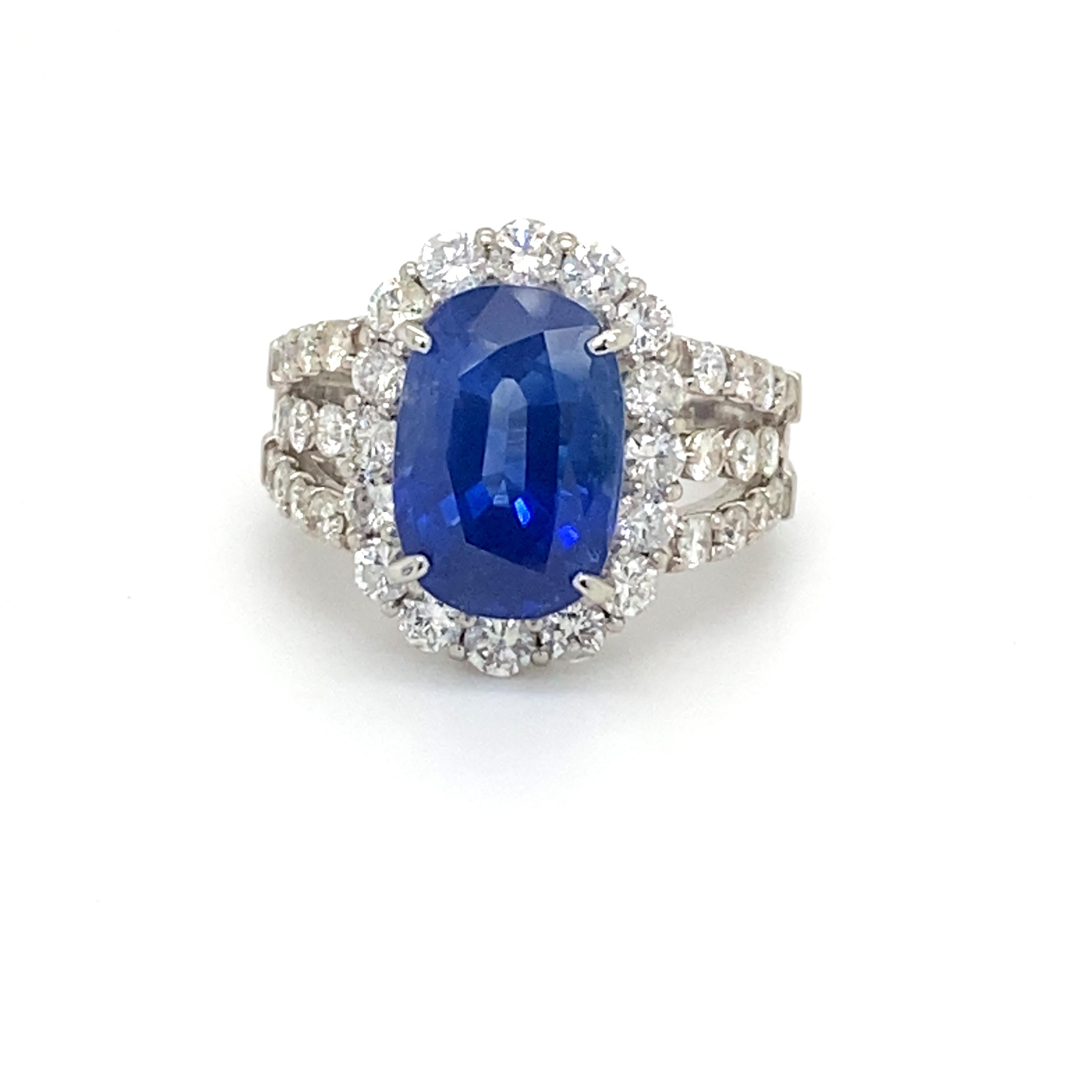 Blue Sapphire 8.25 Carat and Diamond Platinum Ring For Sale 3