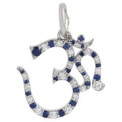 Ciondolo Om con zaffiro blu accentuato in oro bianco 14k