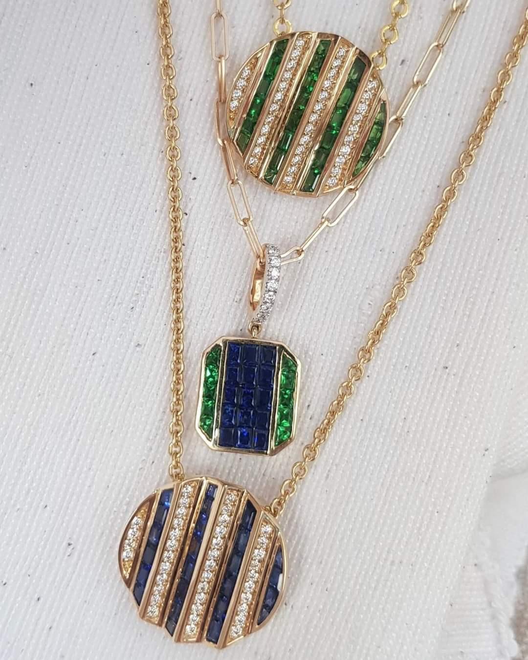 Pendentif Agamo en saphir bleu et diamant serti dans des montures en or 18K en vente 5