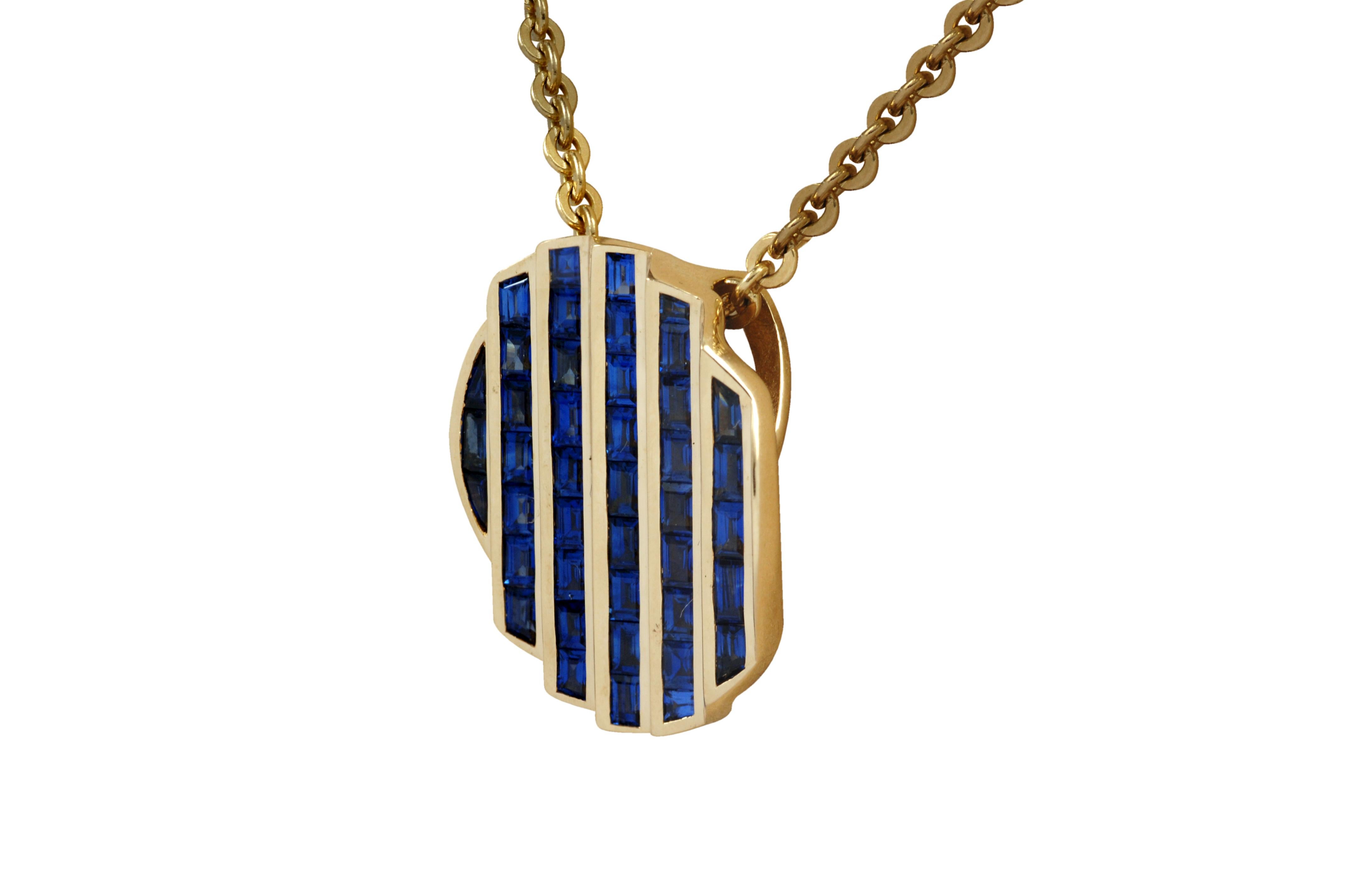 Pendentif Agamo en saphir bleu et diamant serti dans des montures en or 18K
(Chaîne non incluse)


Un agamographe est une série d'images qui changent sous différents angles. Cette forme d'illusion d'optique a été créée par Yaacov Agam, un sculpteur