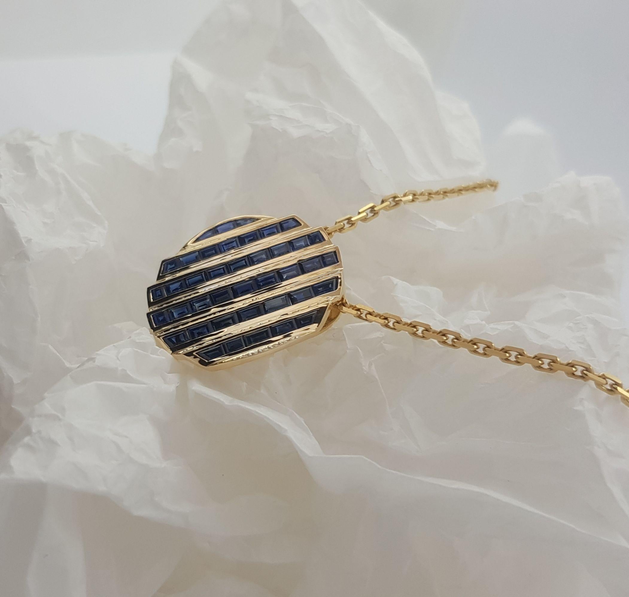 Pendentif Agamo en saphir bleu et diamant serti dans des montures en or 18K Unisexe en vente