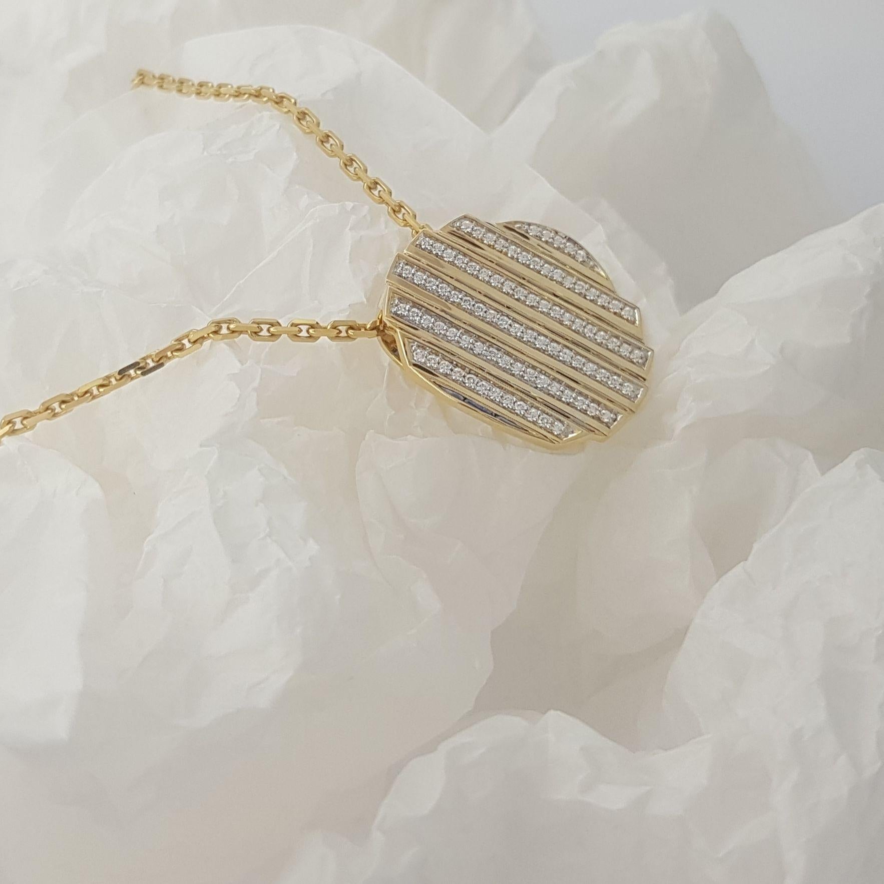 Pendentif Agamo en saphir bleu et diamant serti dans des montures en or 18K en vente 1