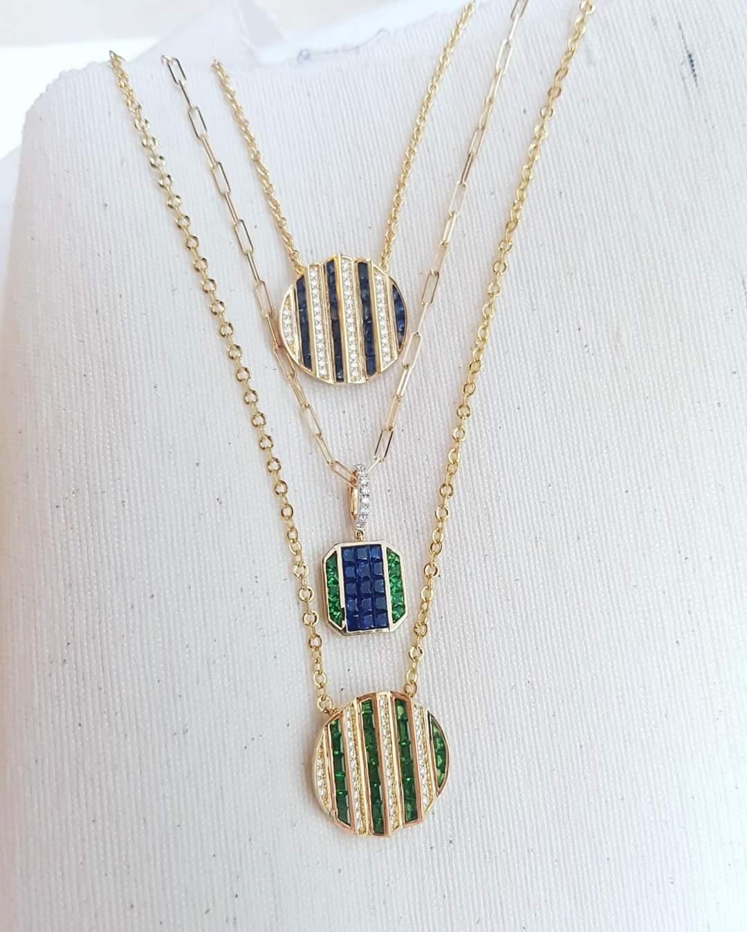 Pendentif Agamo en saphir bleu et diamant serti dans des montures en or 18K en vente 4