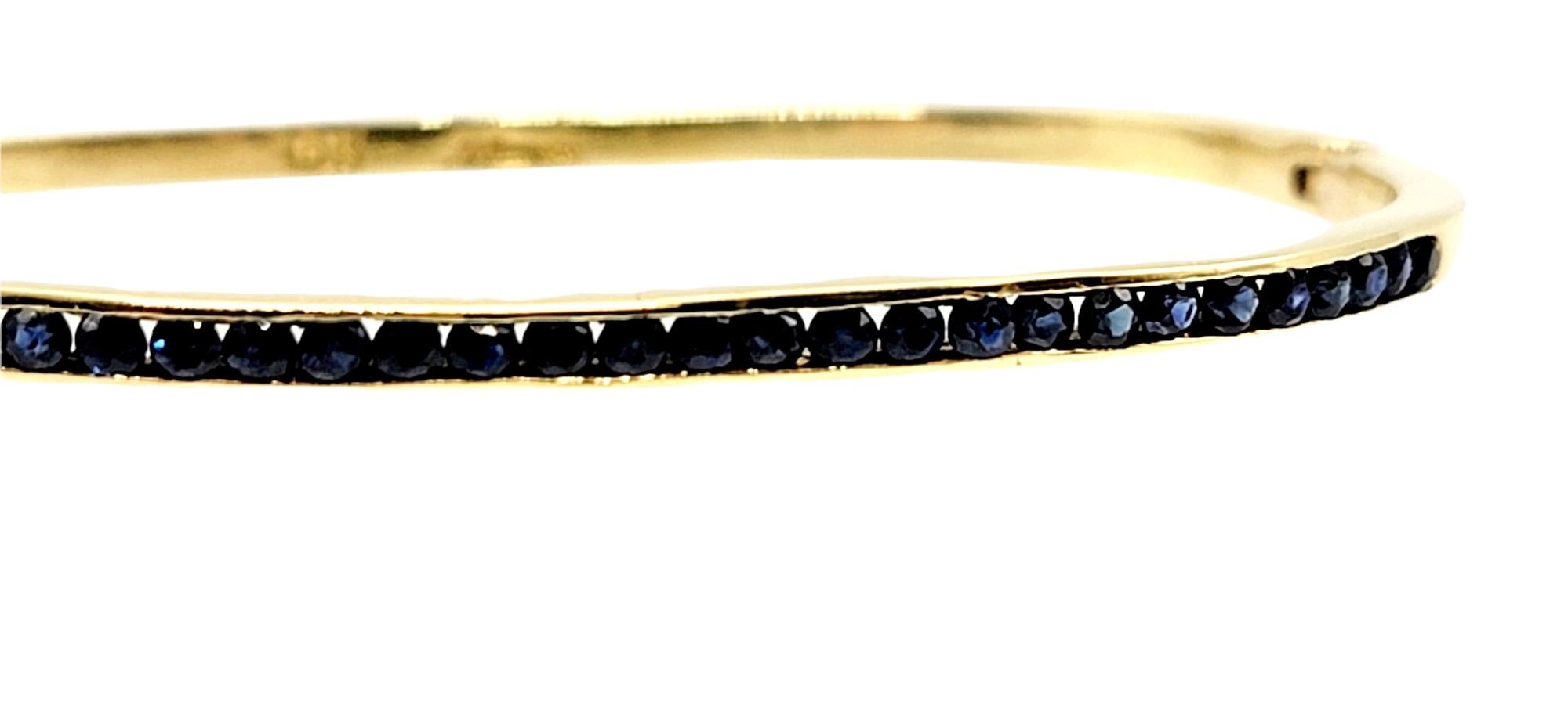 Blauer Saphir und 18 Karat Gelbgold Rechteckiger Scharnier-Armreif mit schmalem Band (Rundschliff)