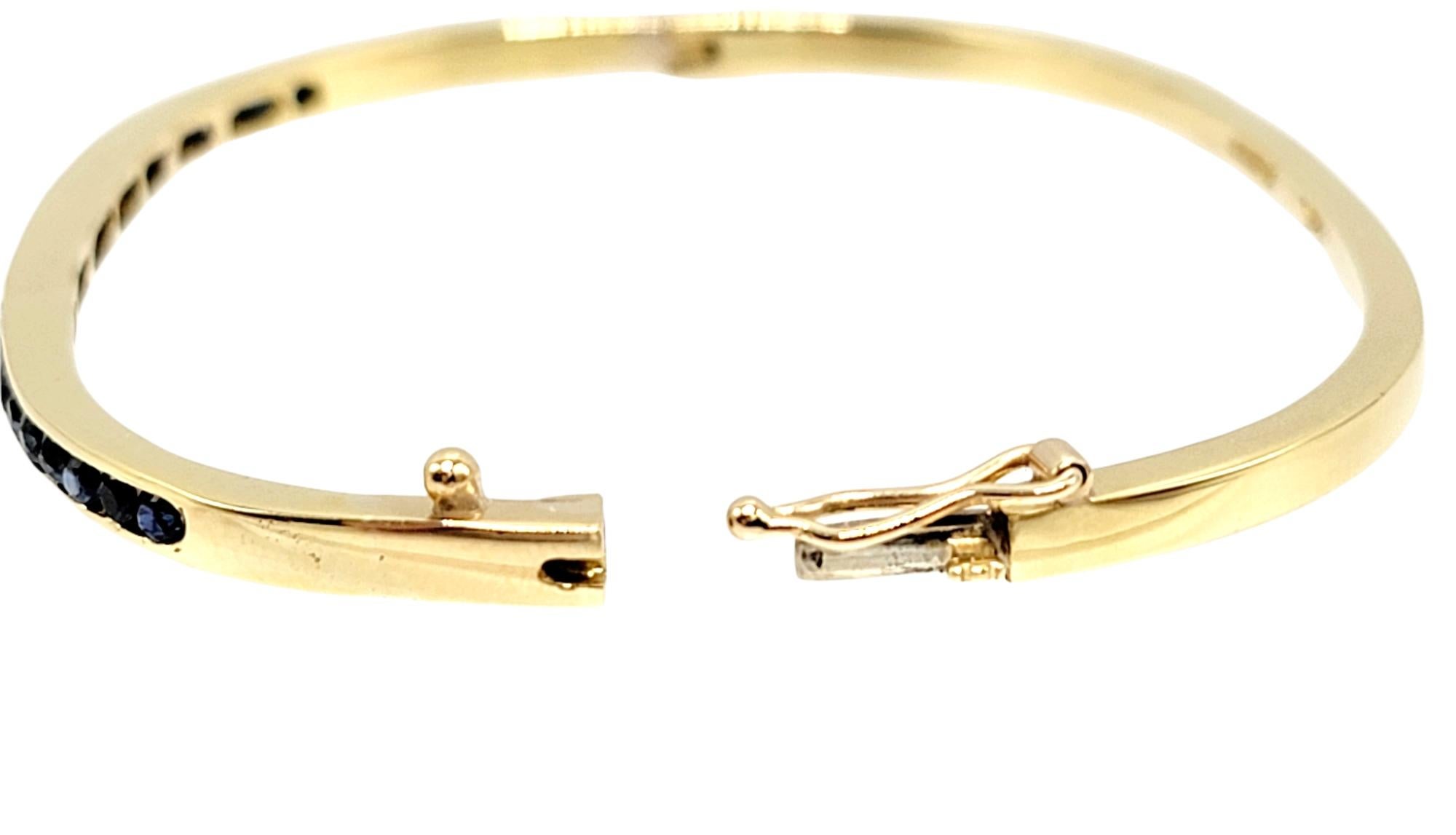 Blauer Saphir und 18 Karat Gelbgold Rechteckiger Scharnier-Armreif mit schmalem Band 1