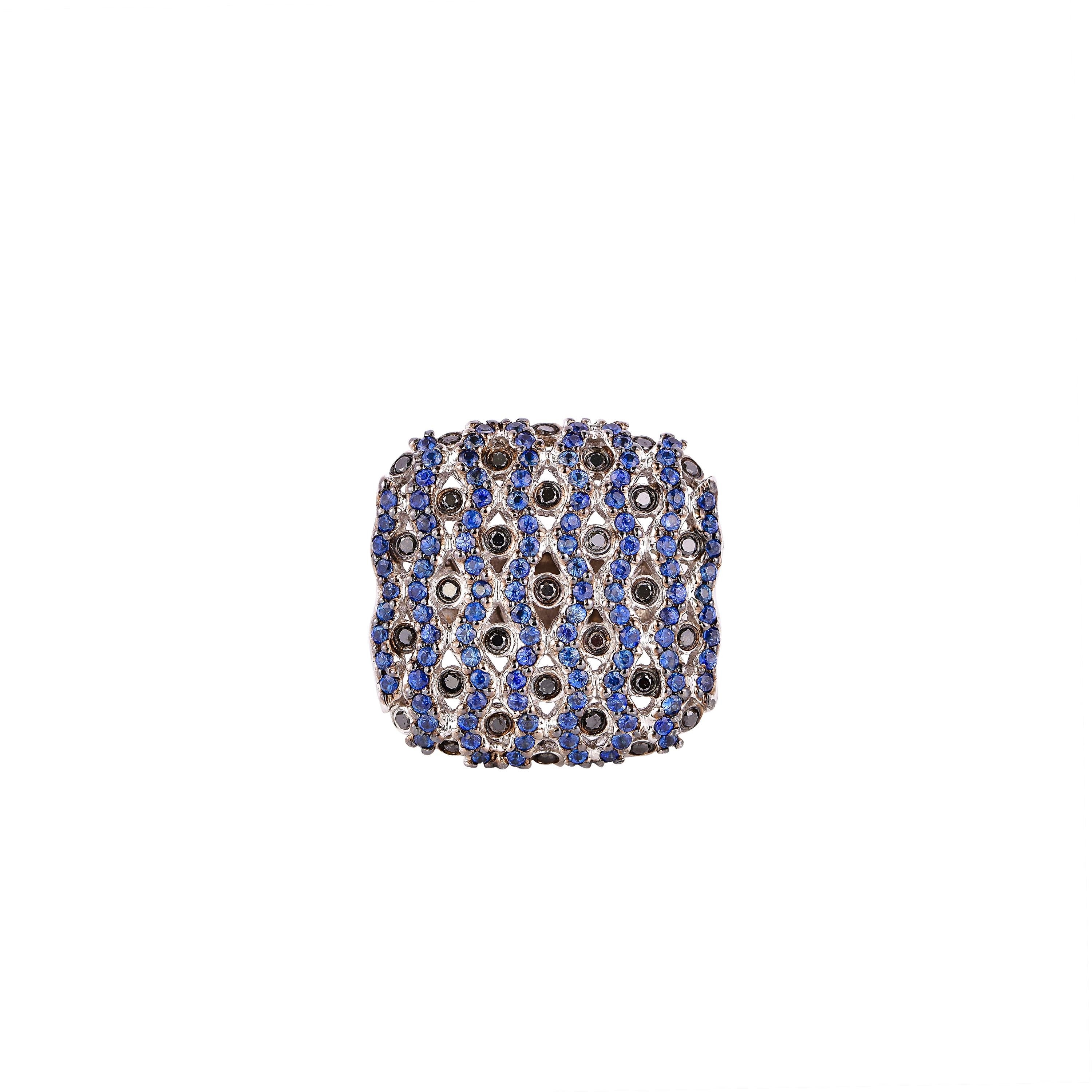 Blue Sapphire and Black Diamond Ring in 14 Karat White Gold In New Condition For Sale In Hong Kong, HK