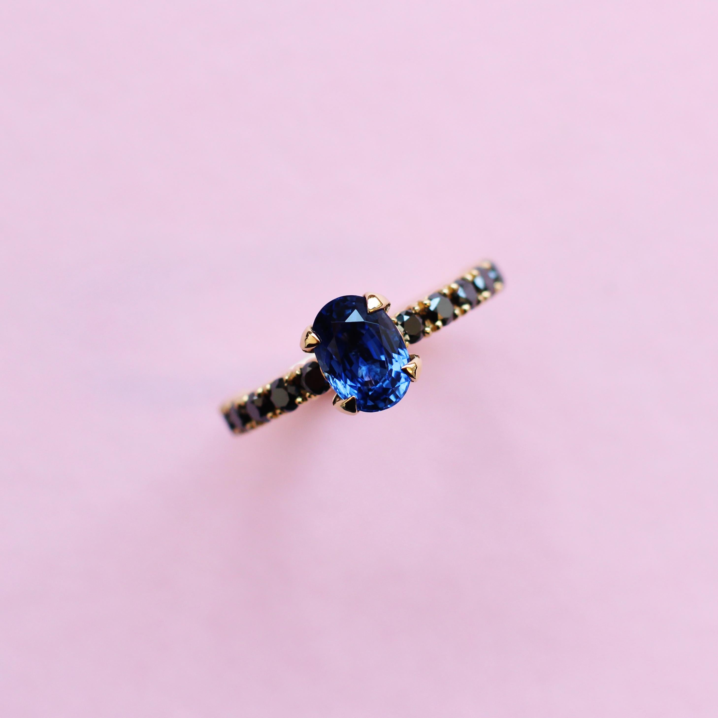 En vente :  Bague solitaire en or jaune 18 carats, saphir bleu et diamant noir 5